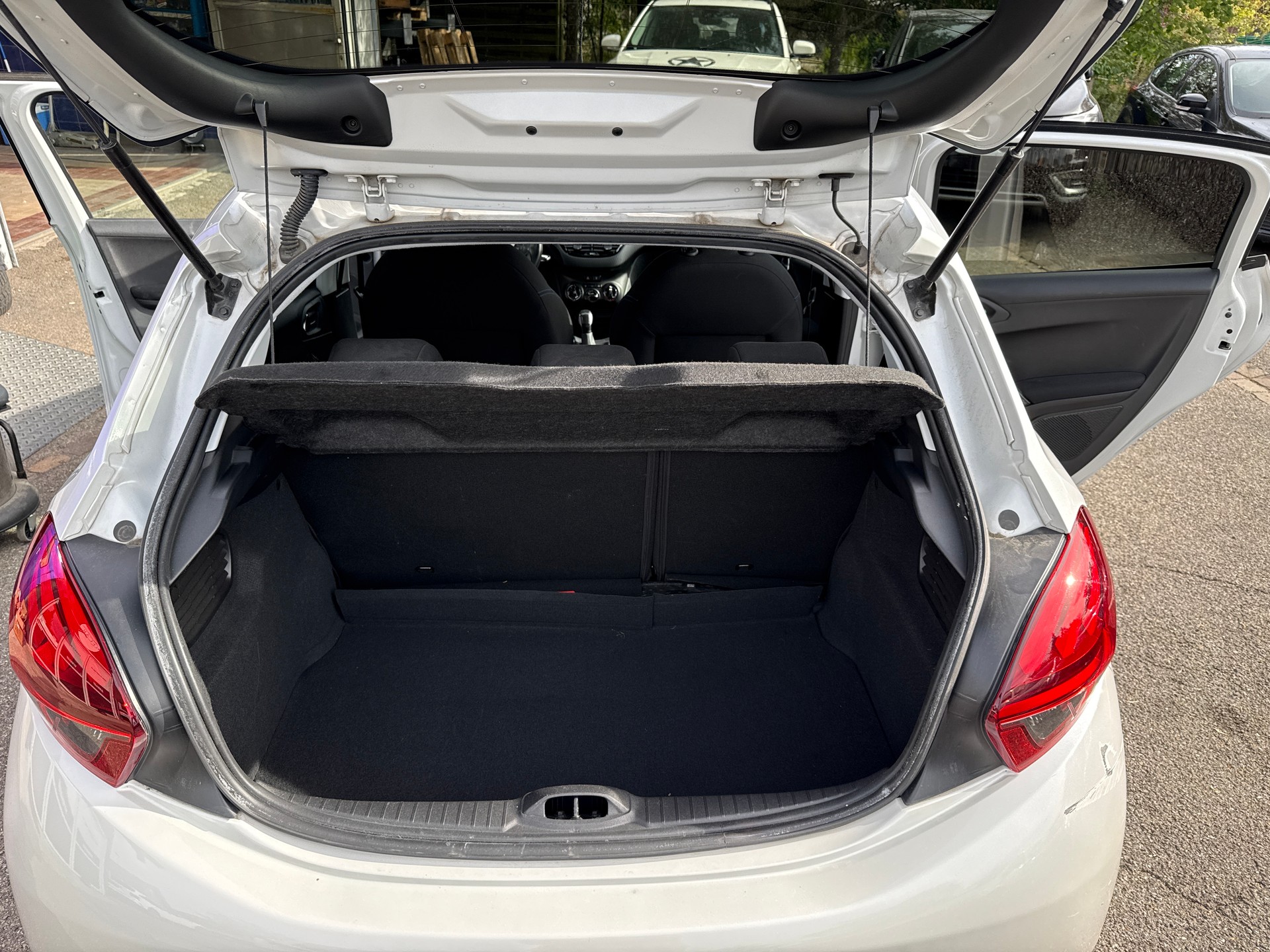 PEUGEOT 208 1.2 PureTech Style-image-26