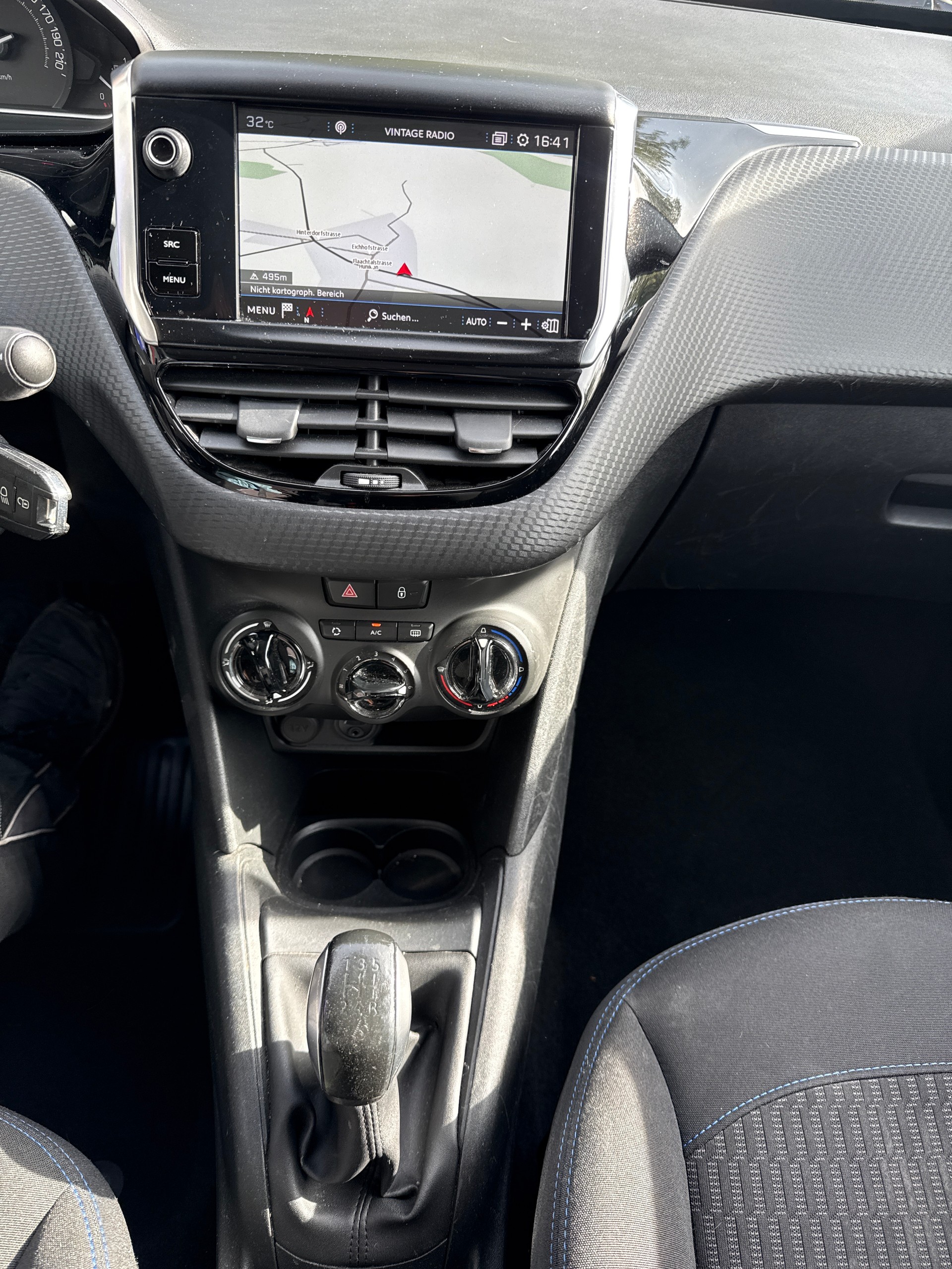 PEUGEOT 208 1.2 PureTech Style-image-16