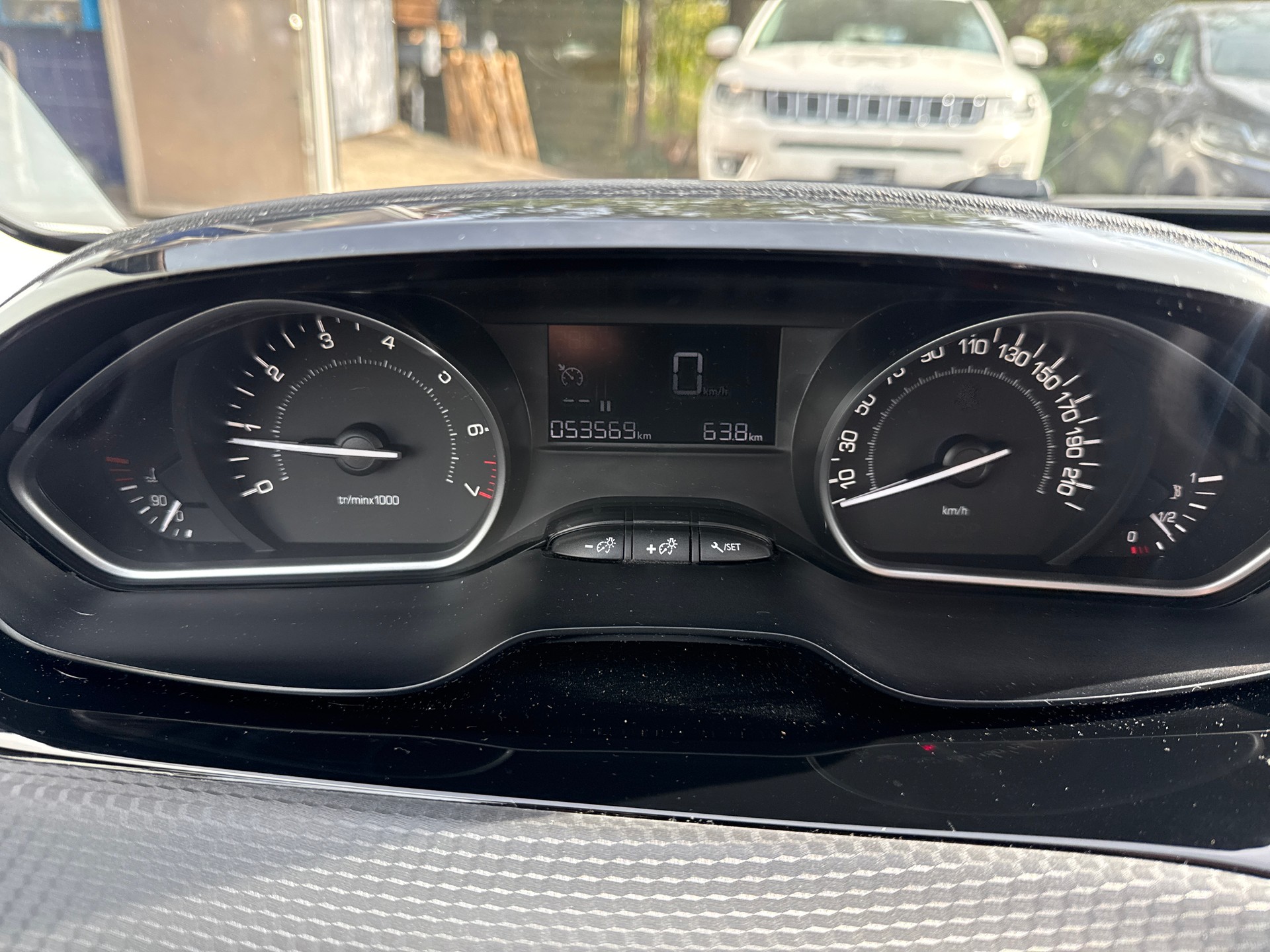 PEUGEOT 208 1.2 PureTech Style-image-15