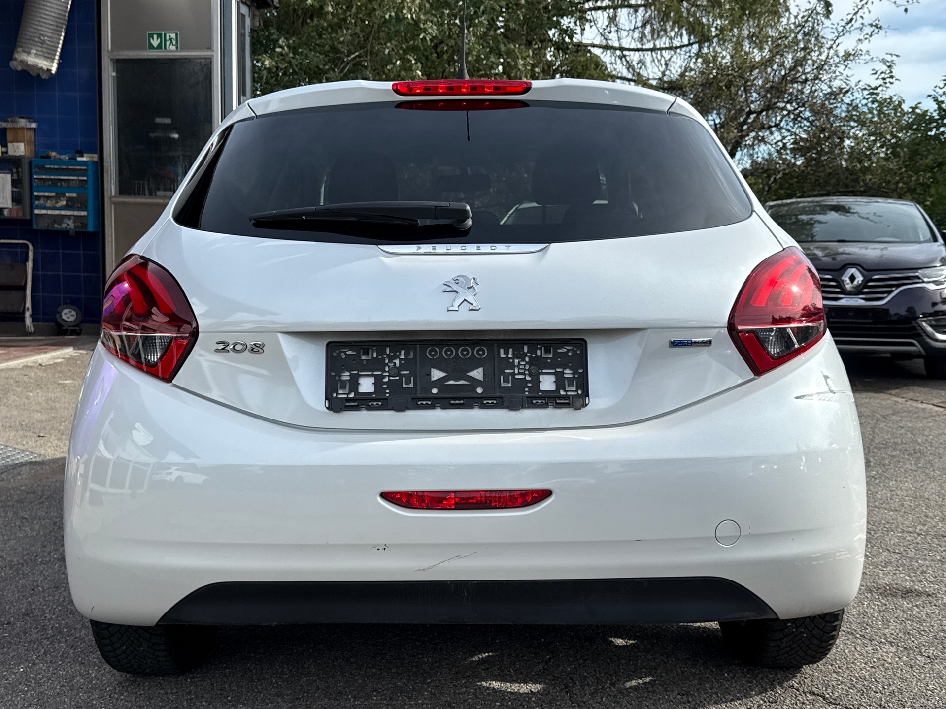 PEUGEOT 208 1.2 PureTech Style-image-4