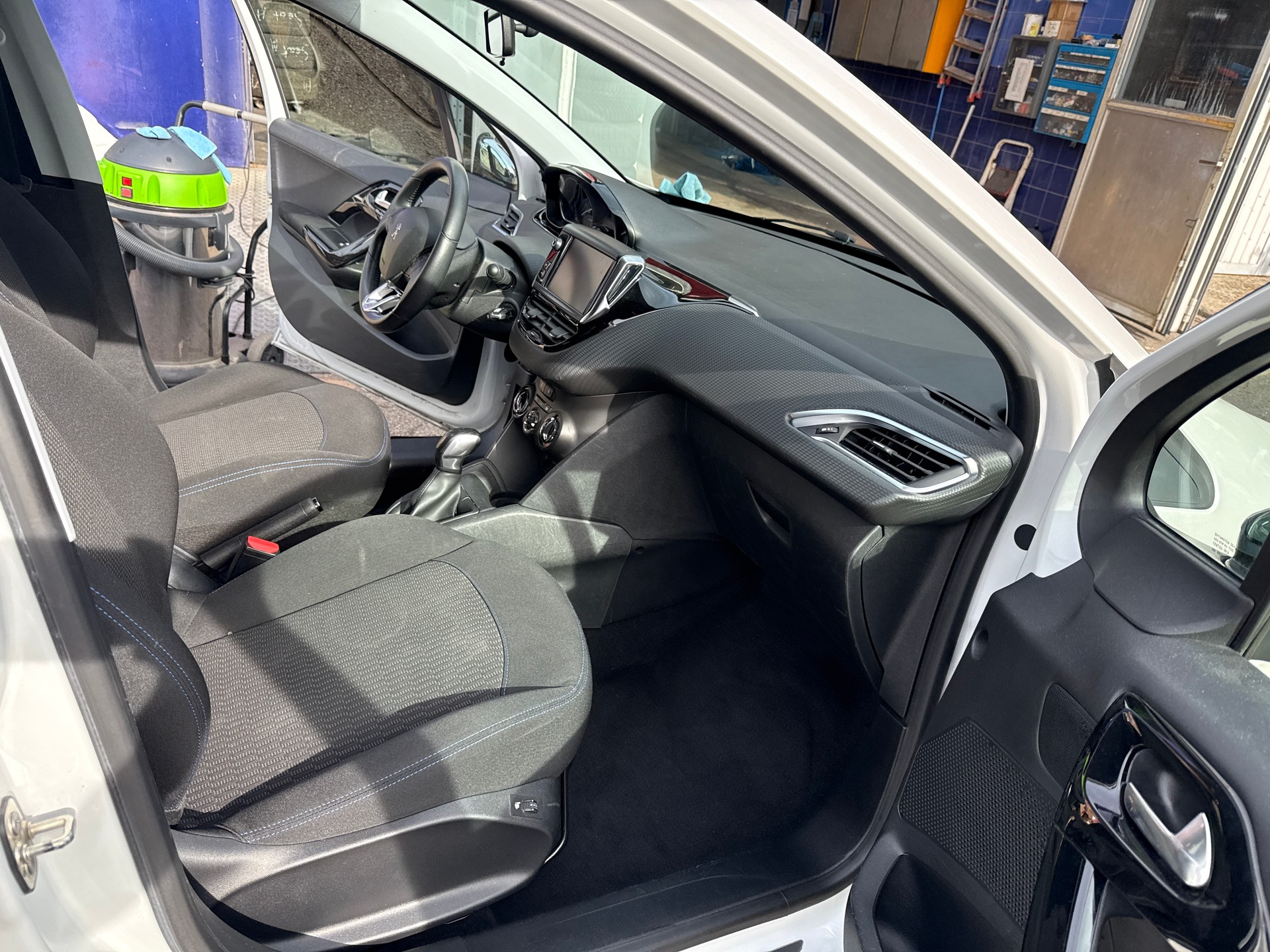 PEUGEOT 208 1.2 PureTech Style-image-23