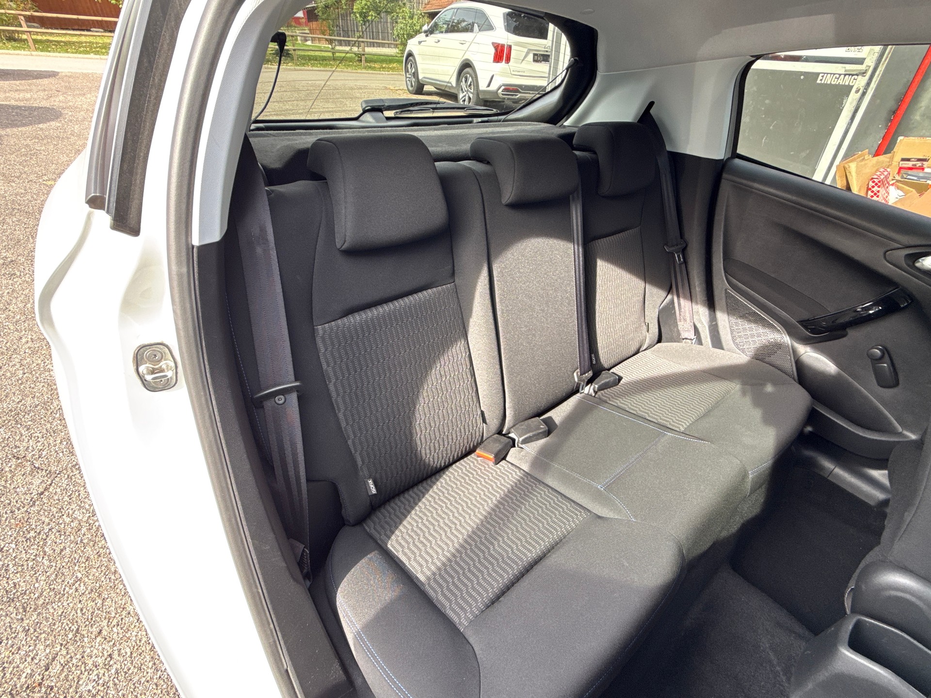 PEUGEOT 208 1.2 PureTech Style-image-25