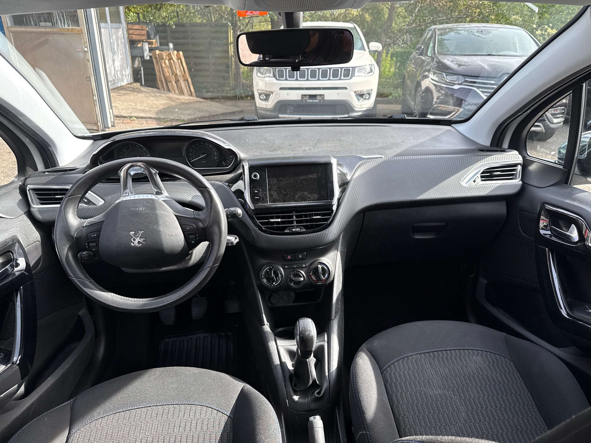 PEUGEOT 208 1.2 PureTech Style-image-14