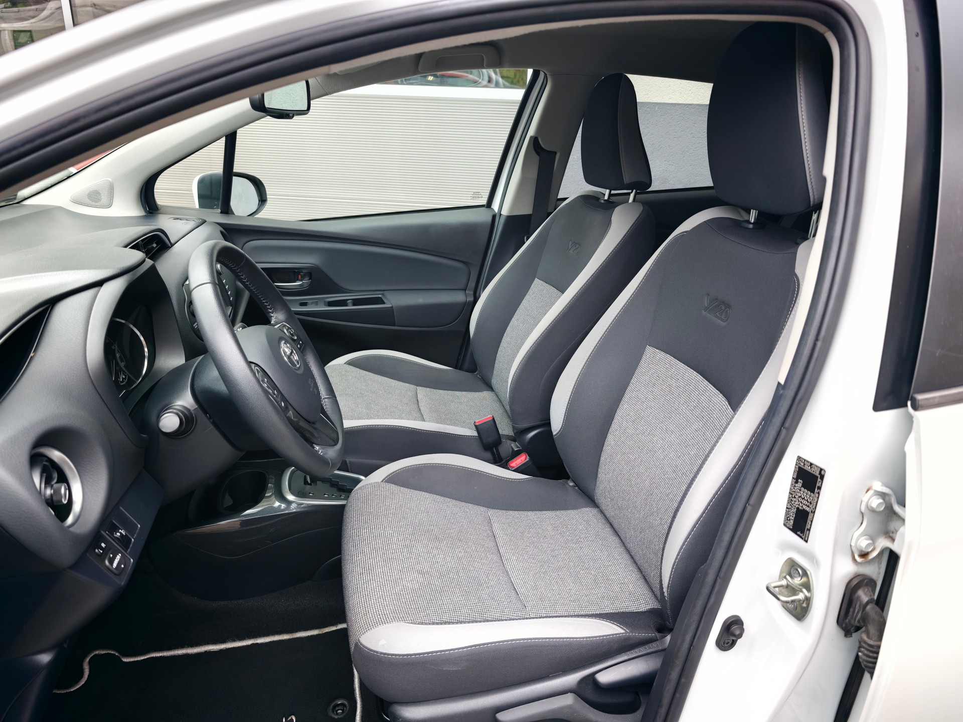 TOYOTA Yaris 1.5 VVT-i Hybrid Comfort e-CVT-image-1