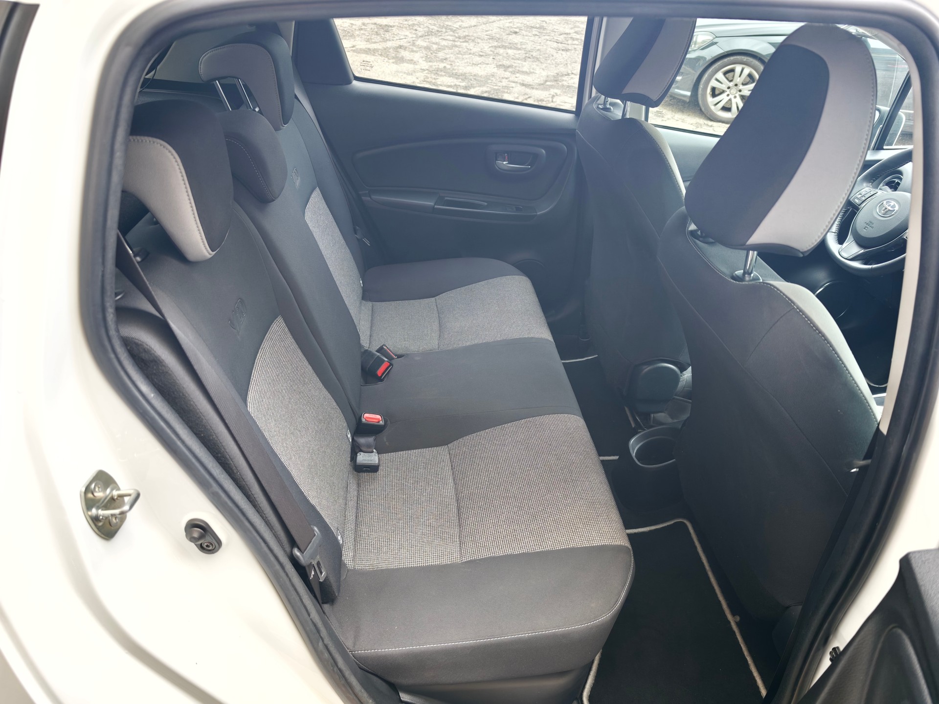 TOYOTA Yaris 1.5 VVT-i Hybrid Comfort e-CVT-image-8