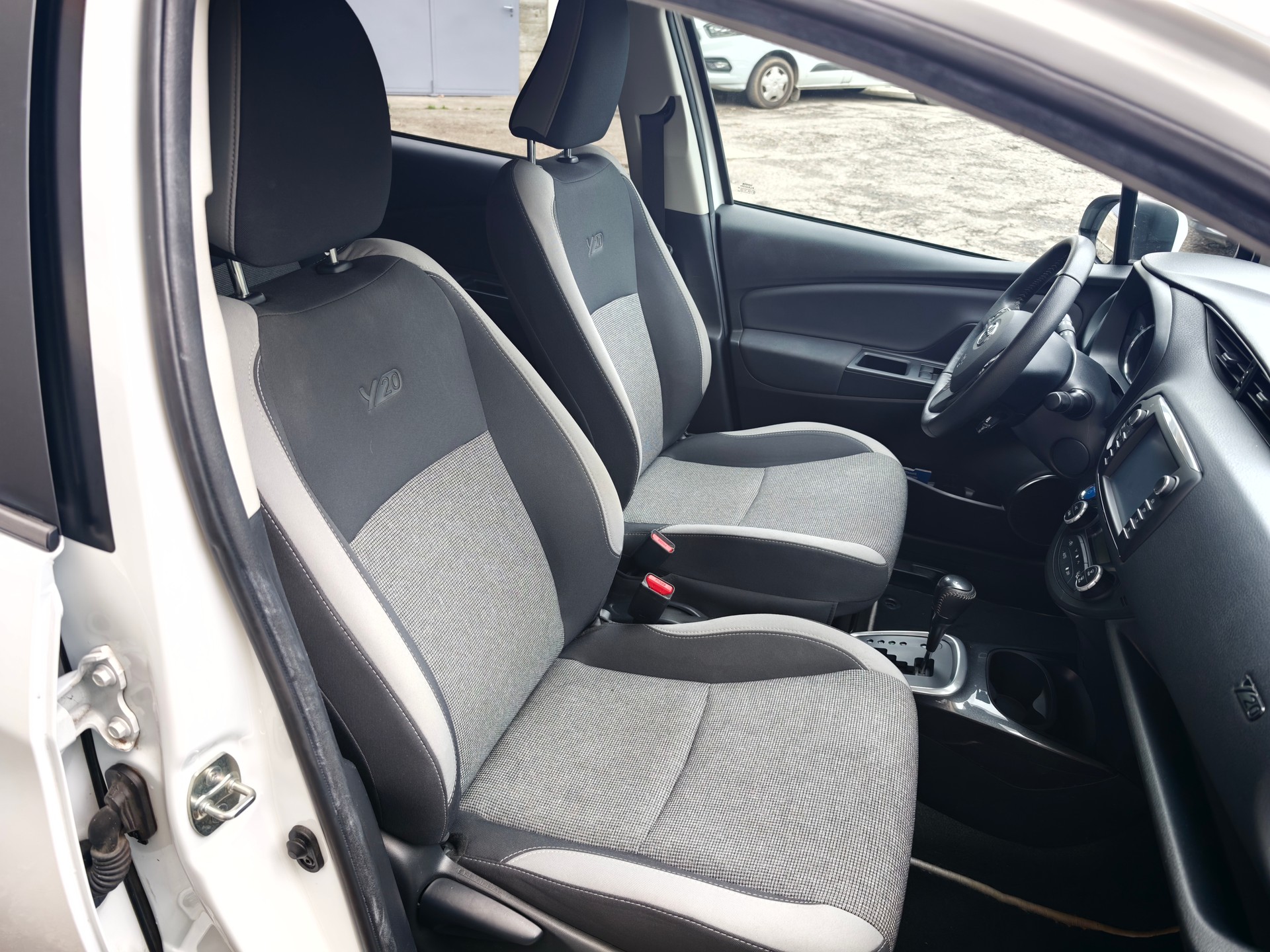 TOYOTA Yaris 1.5 VVT-i Hybrid Comfort e-CVT-image-9