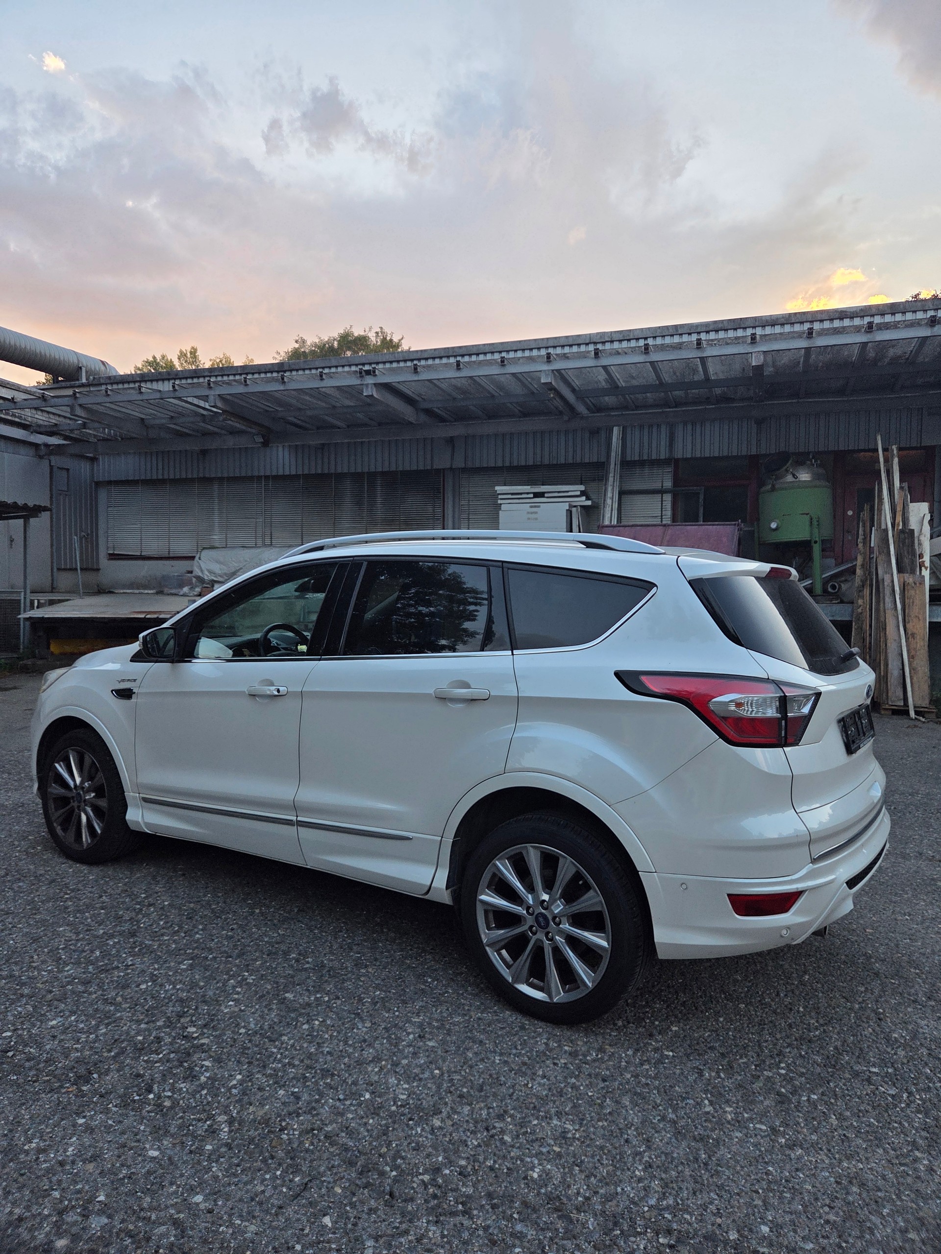 FORD Kuga 2.0 TDCi Vignale 4WD PowerShift-image-3