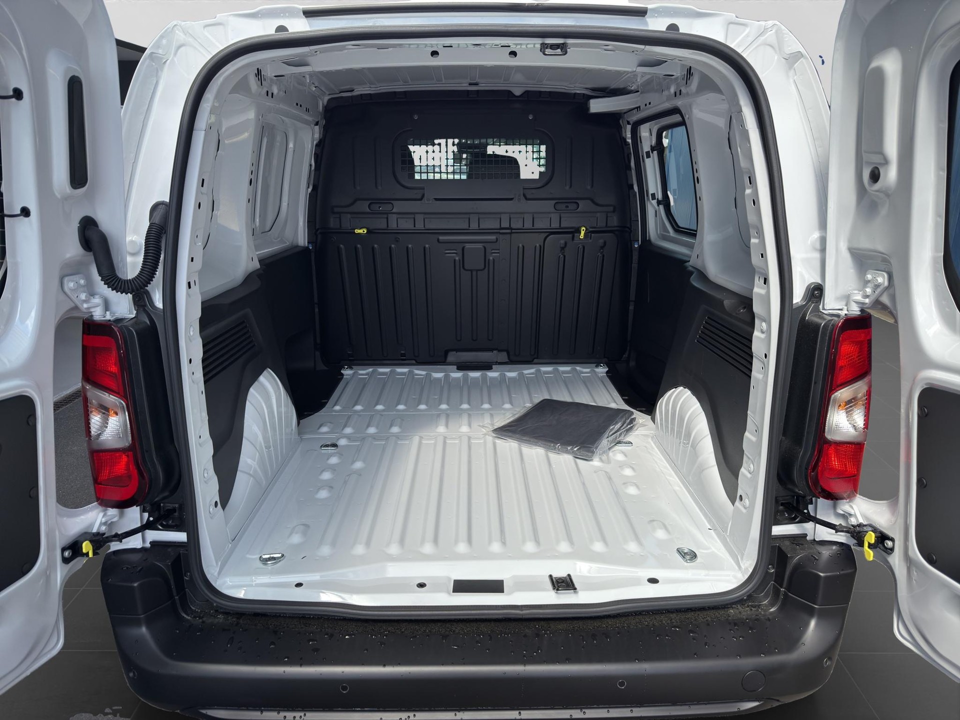 TOYOTA PROACE CITY Van L1 1.2 Active-image-6