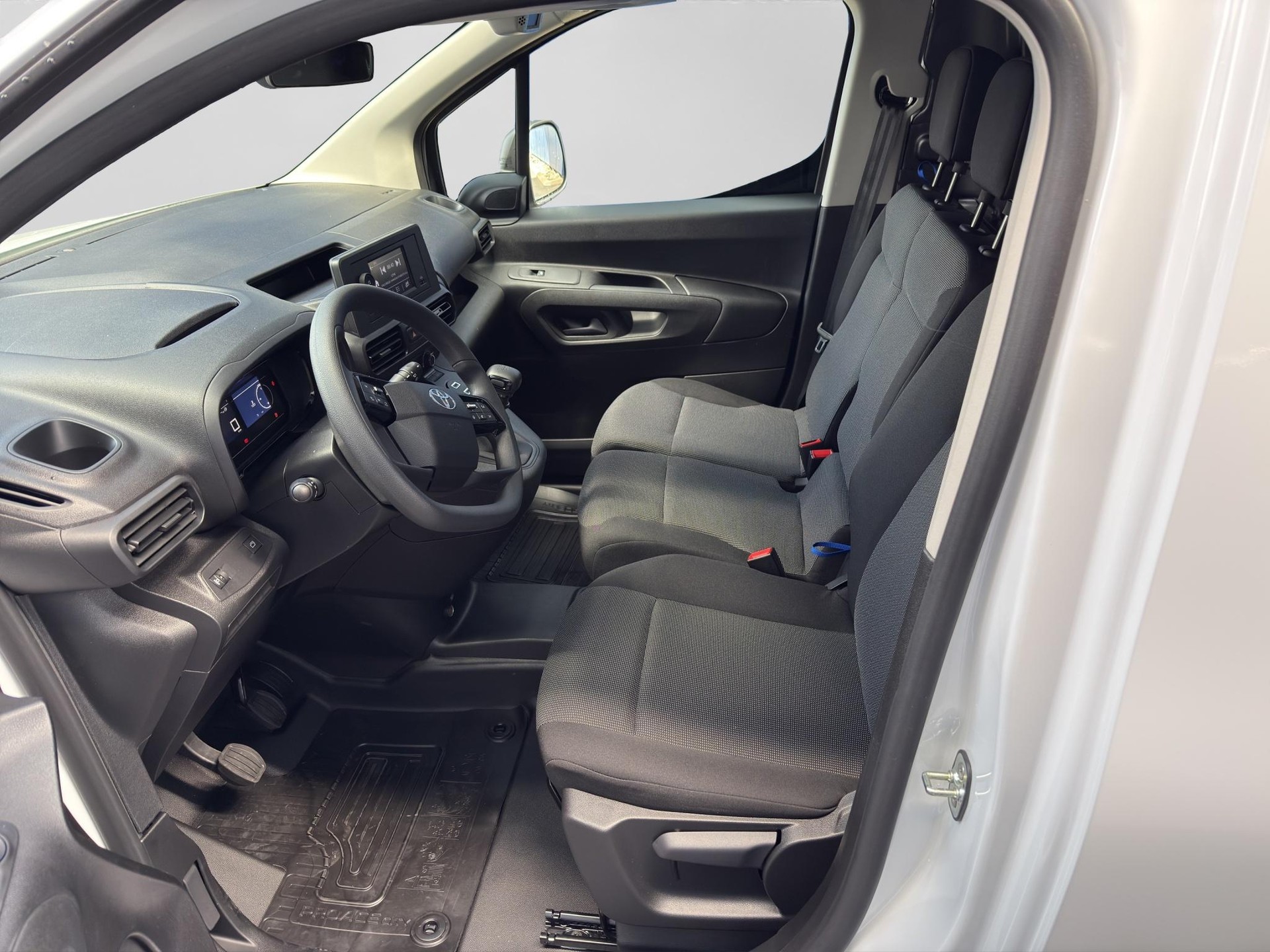 TOYOTA PROACE CITY Van L1 1.2 Active-image-1
