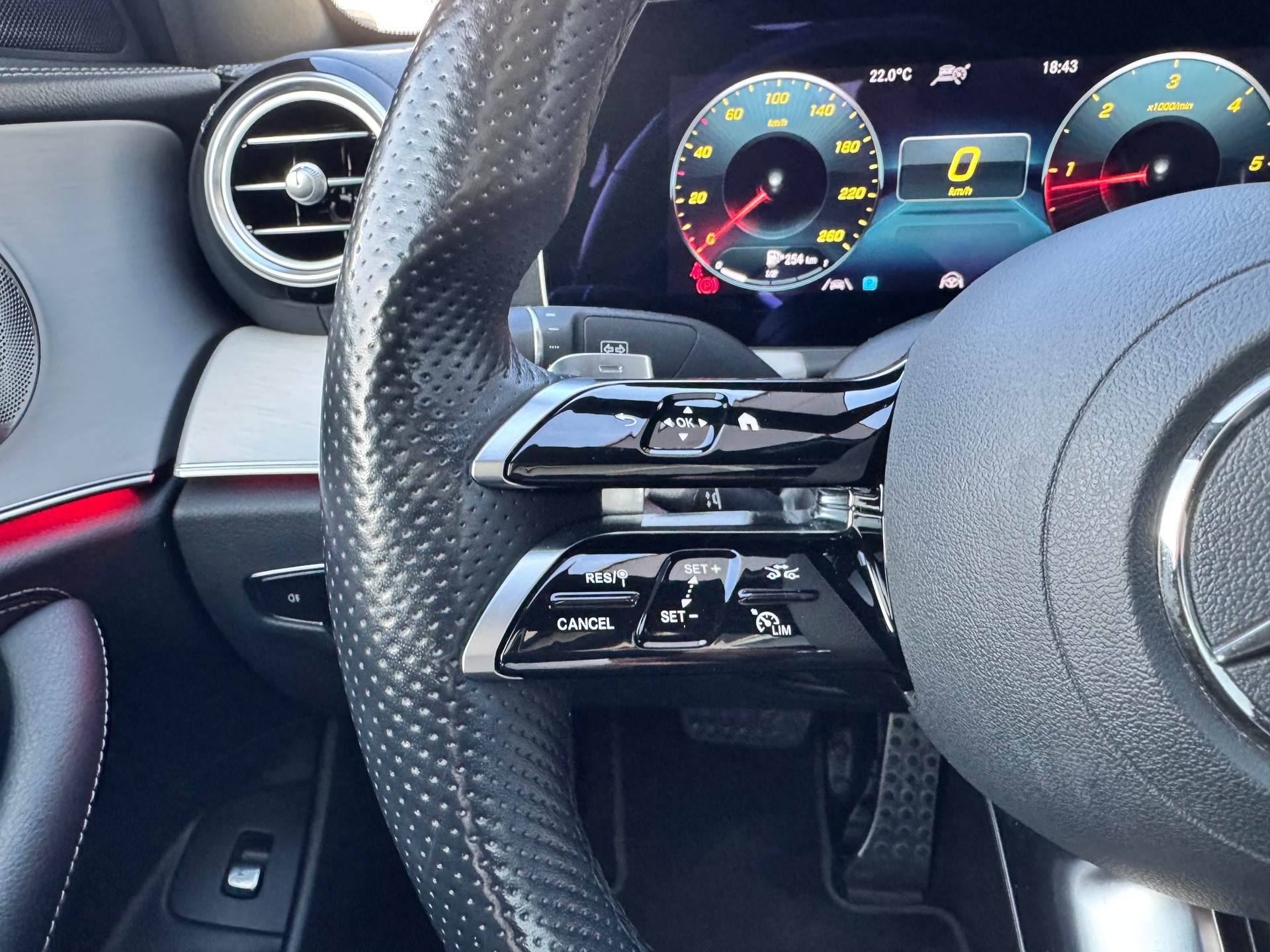 MERCEDES-BENZ E 220 d 4x4 AMG Line+Aut+LED Scheinwerfer+Navi+Panorama+ACC+Memory+Soundsystem+Head-Up Display+360°Kamera+Gratis-Service+-image-17
