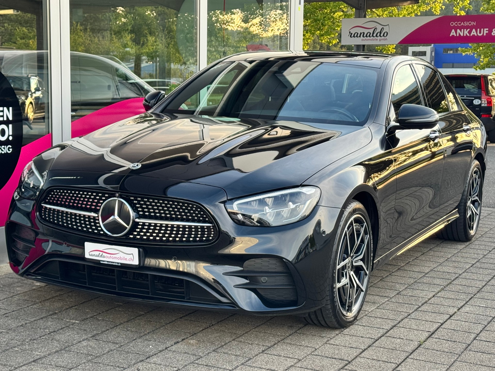 MERCEDES-BENZ E 220 d 4x4 AMG Line+Aut+LED Scheinwerfer+Navi+Panorama+ACC+Memory+Soundsystem+Head-Up Display+360°Kamera+Gratis-Service+-showroom-element-2