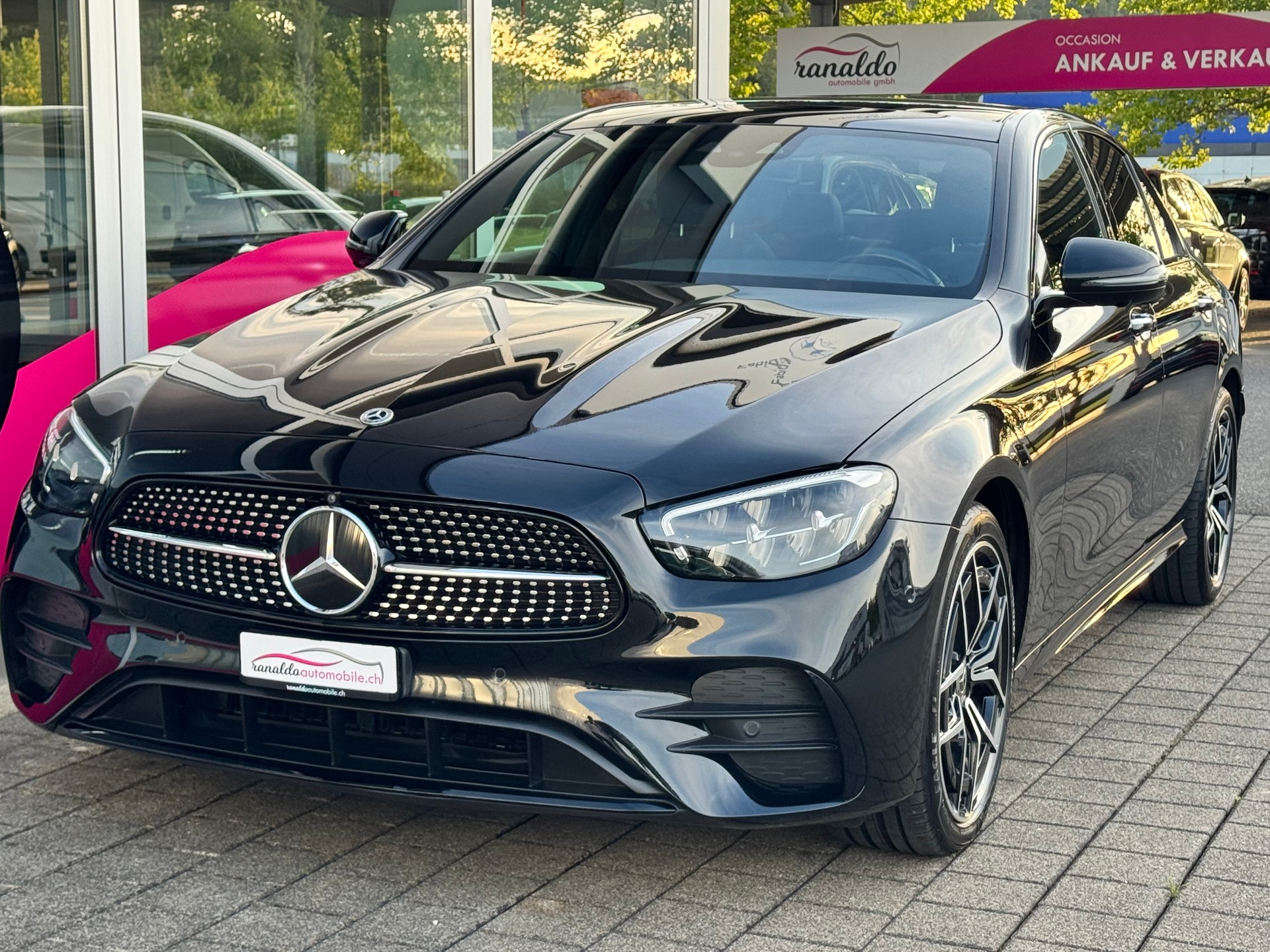 MERCEDES-BENZ E 220 d 4x4 AMG Line+Aut+LED Scheinwerfer+Navi+Panorama+ACC+Memory+Soundsystem+Head-Up Display+360°Kamera+Gratis-Service+-showroom-element-1