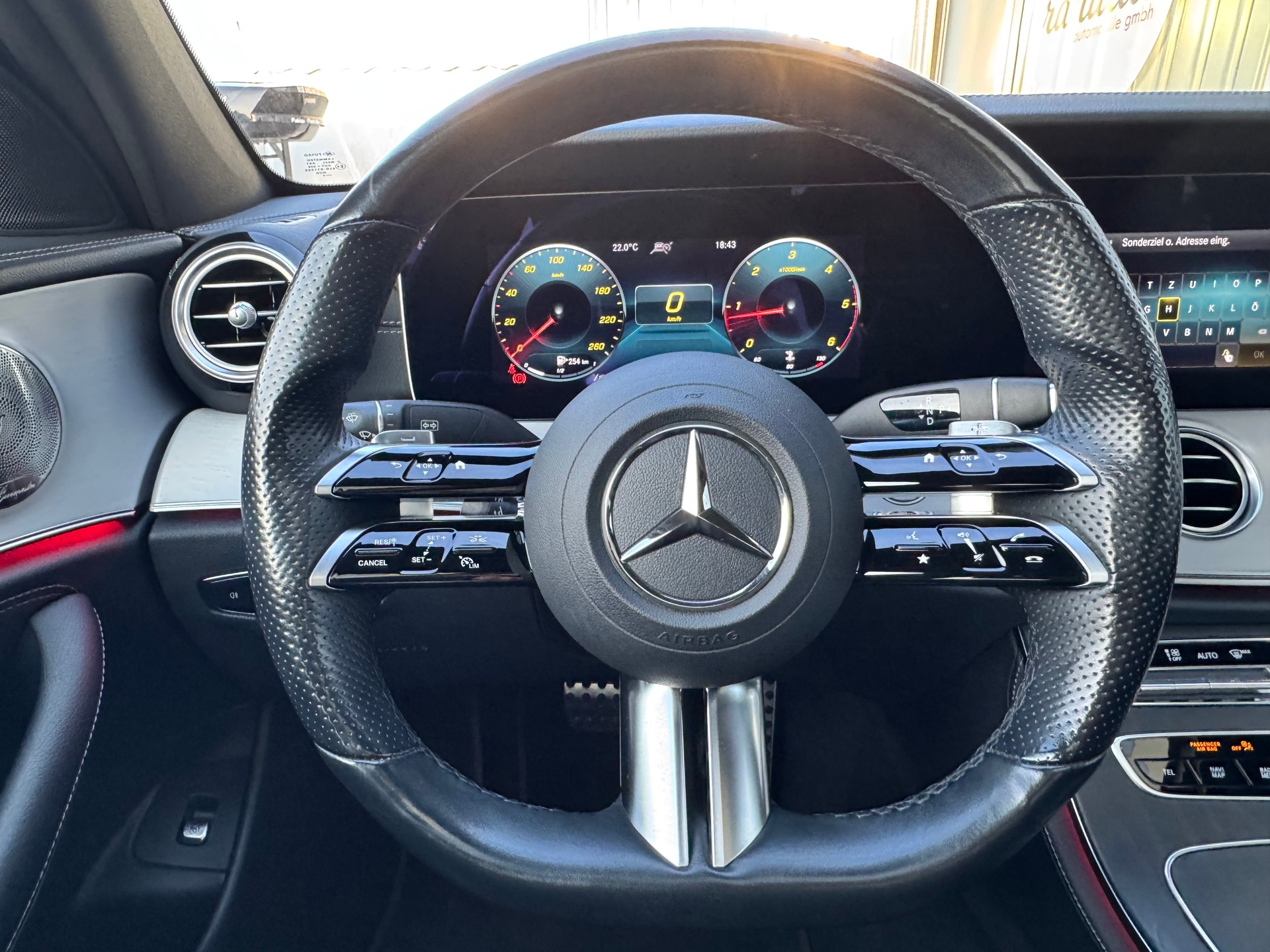 MERCEDES-BENZ E 220 d 4x4 AMG Line+Aut+LED Scheinwerfer+Navi+Panorama+ACC+Memory+Soundsystem+Head-Up Display+360°Kamera+Gratis-Service+-image-16