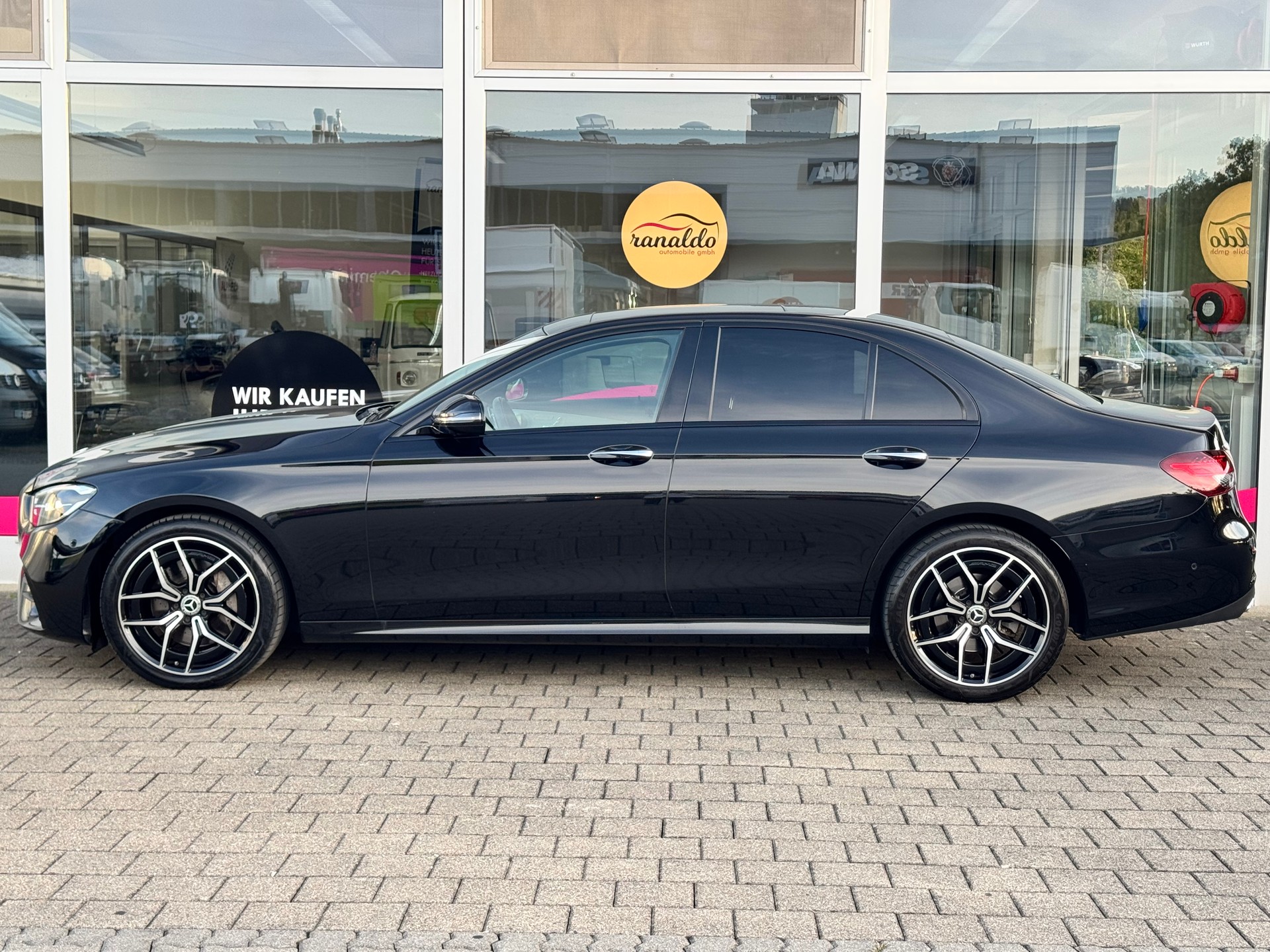 MERCEDES-BENZ E 220 d 4x4 AMG Line+Aut+LED Scheinwerfer+Navi+Panorama+ACC+Memory+Soundsystem+Head-Up Display+360°Kamera+Gratis-Service+-image-4