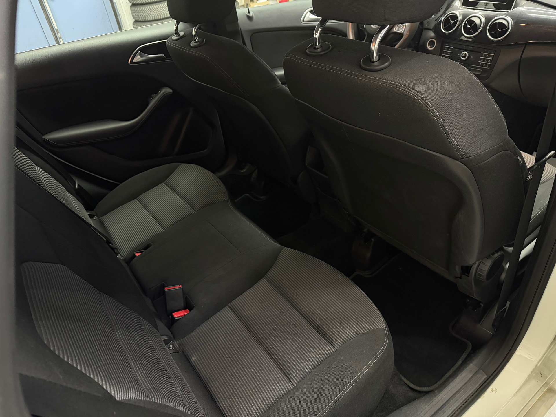 MERCEDES-BENZ B 180 Style-image-9