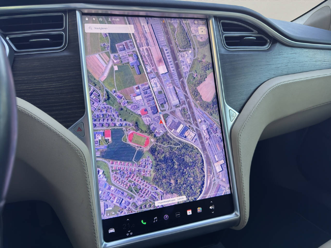 TESLA Model S 90 D-image-10