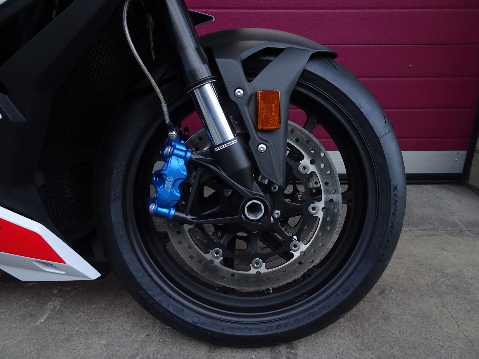 BMW M 1000 R-showroom-element-1