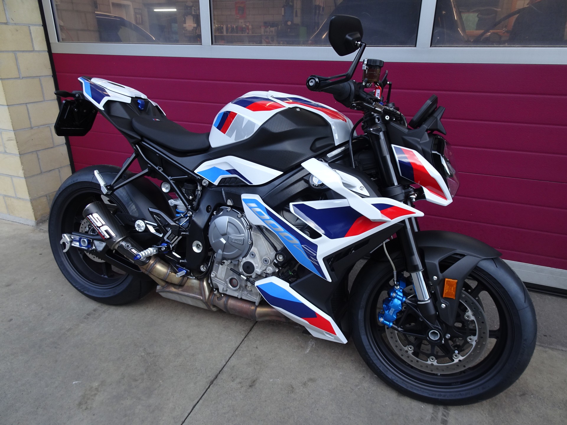 BMW M 1000 R-showroom-element-2