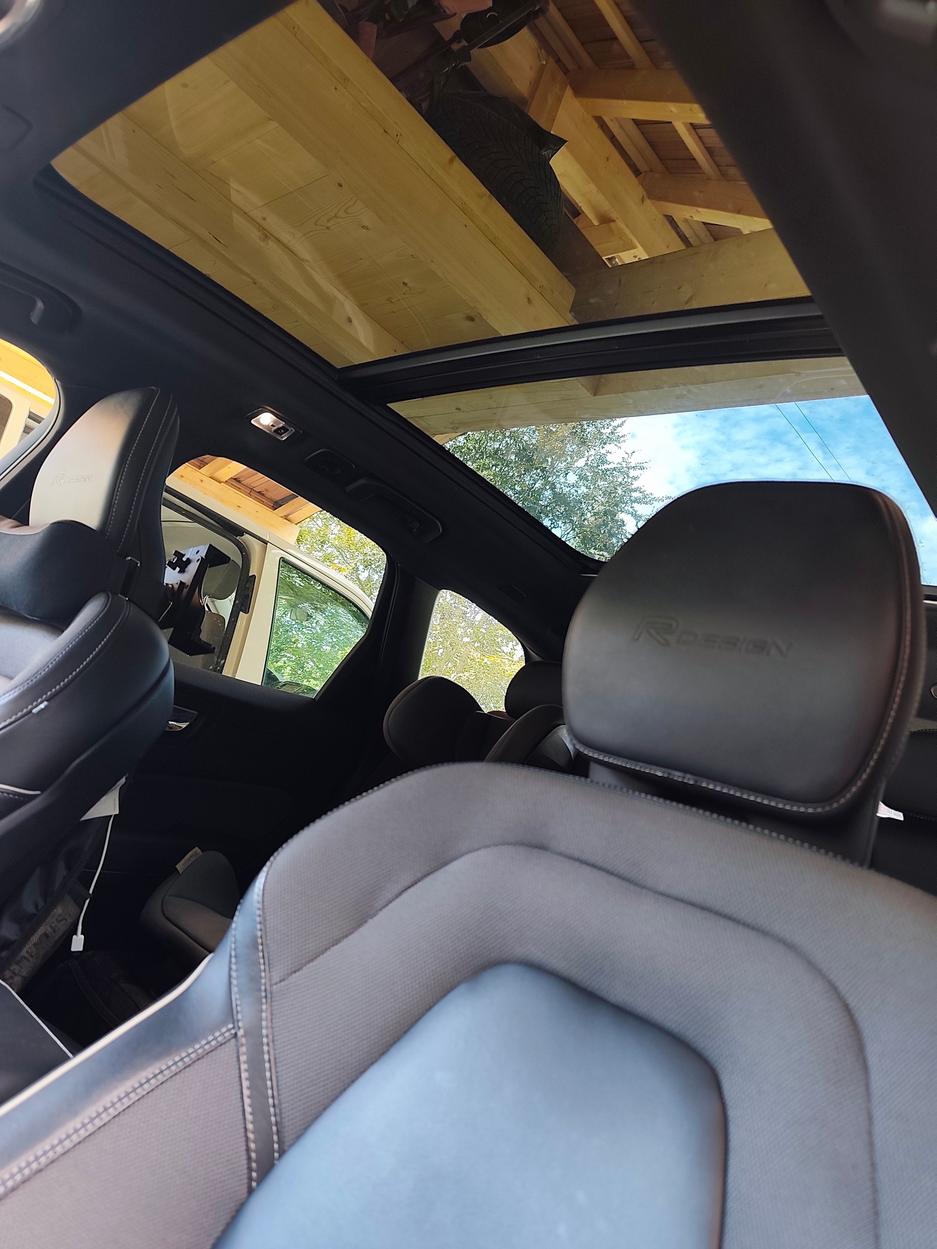 VOLVO 2.0 T8 TE R-Design eAWD-image-3