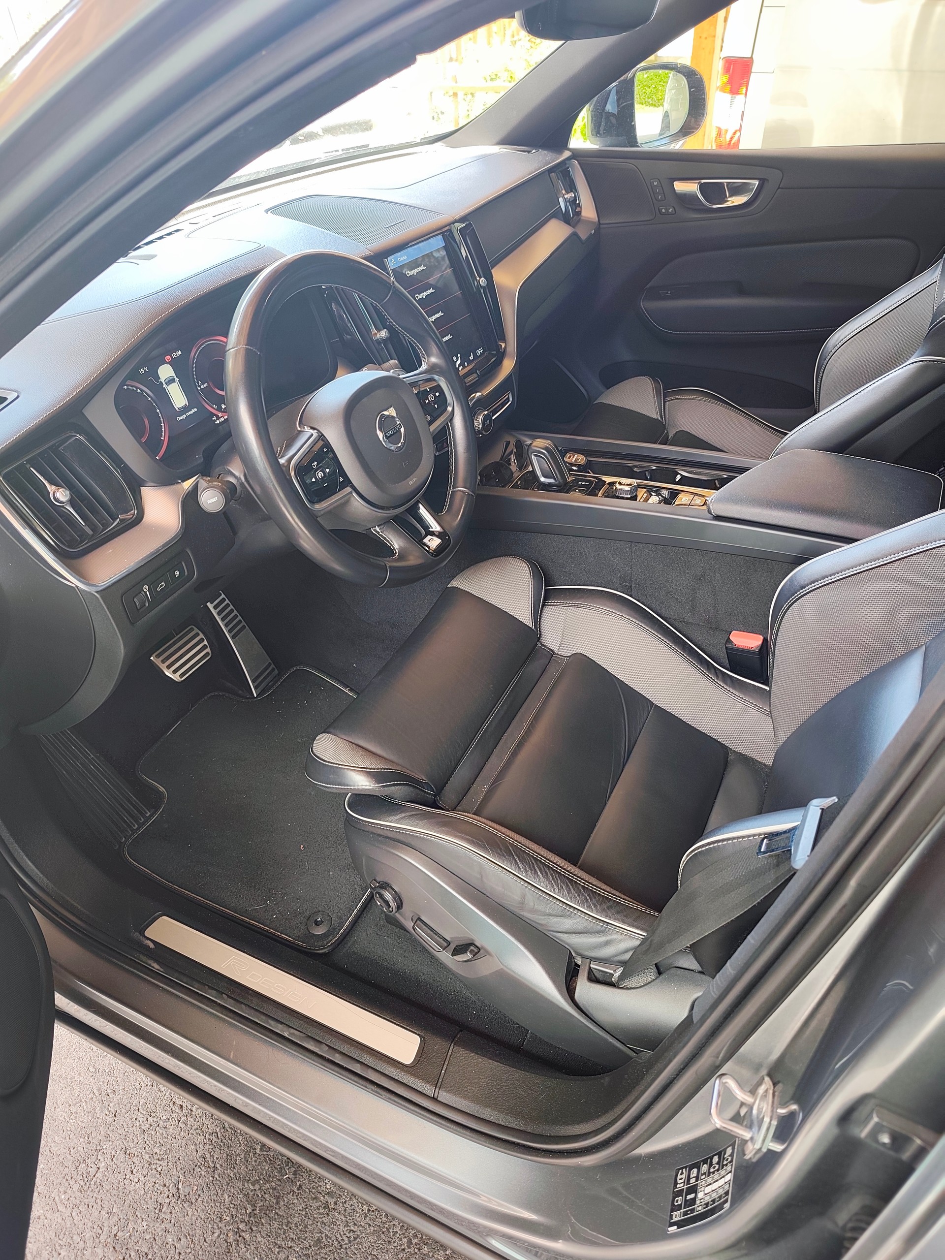 VOLVO 2.0 T8 TE R-Design eAWD-image-1