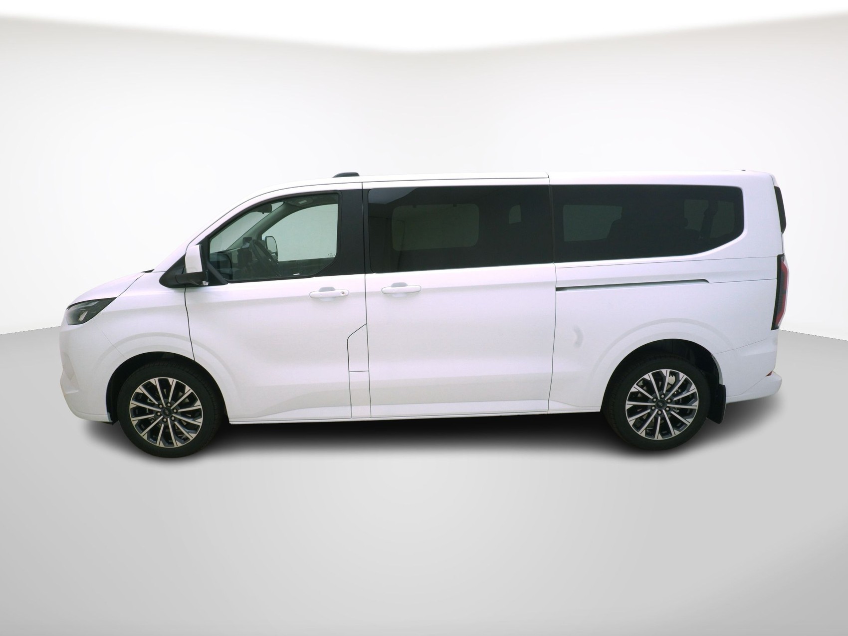 FORD Tourneo Custom L2 2.5 Plug-in-Hybrid Titanium X-image-1