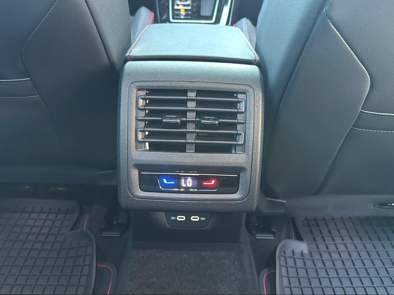VW Golf 2.0 TSI GTI Edition 50 DSG-image-16