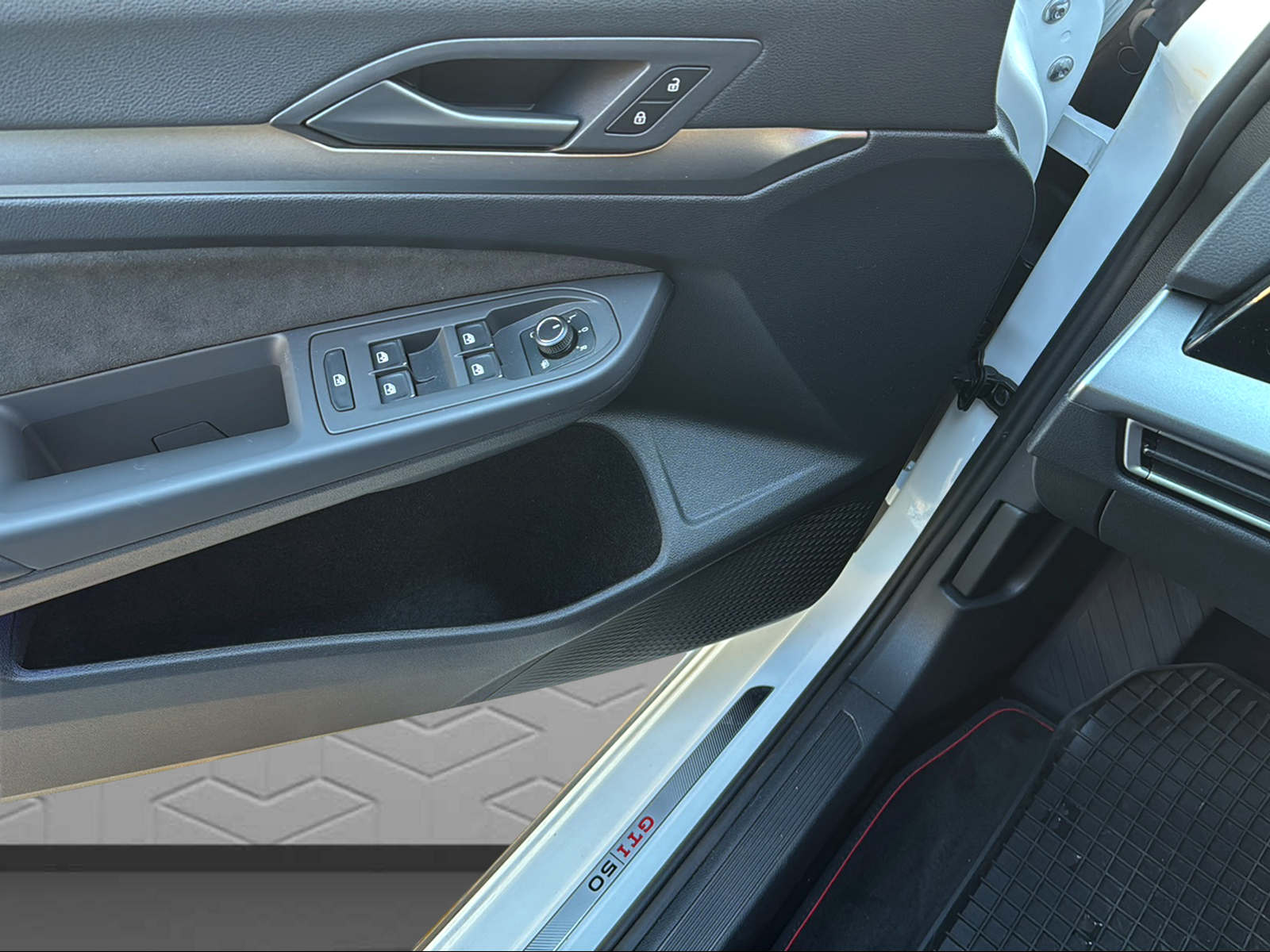 VW Golf 2.0 TSI GTI Edition 50 DSG-image-17