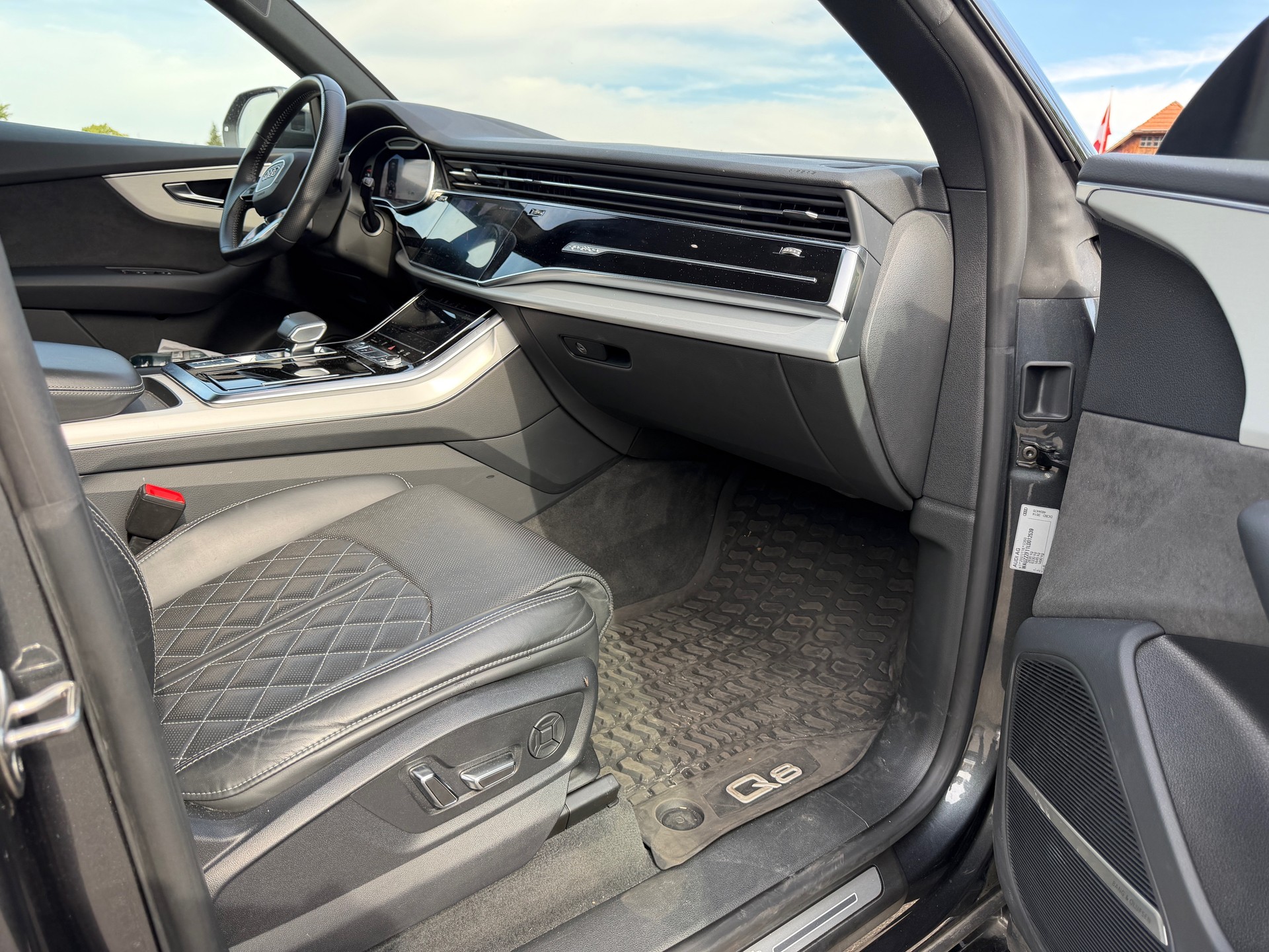 AUDI Q8 55 TFSI quattro tiptronic-image-9