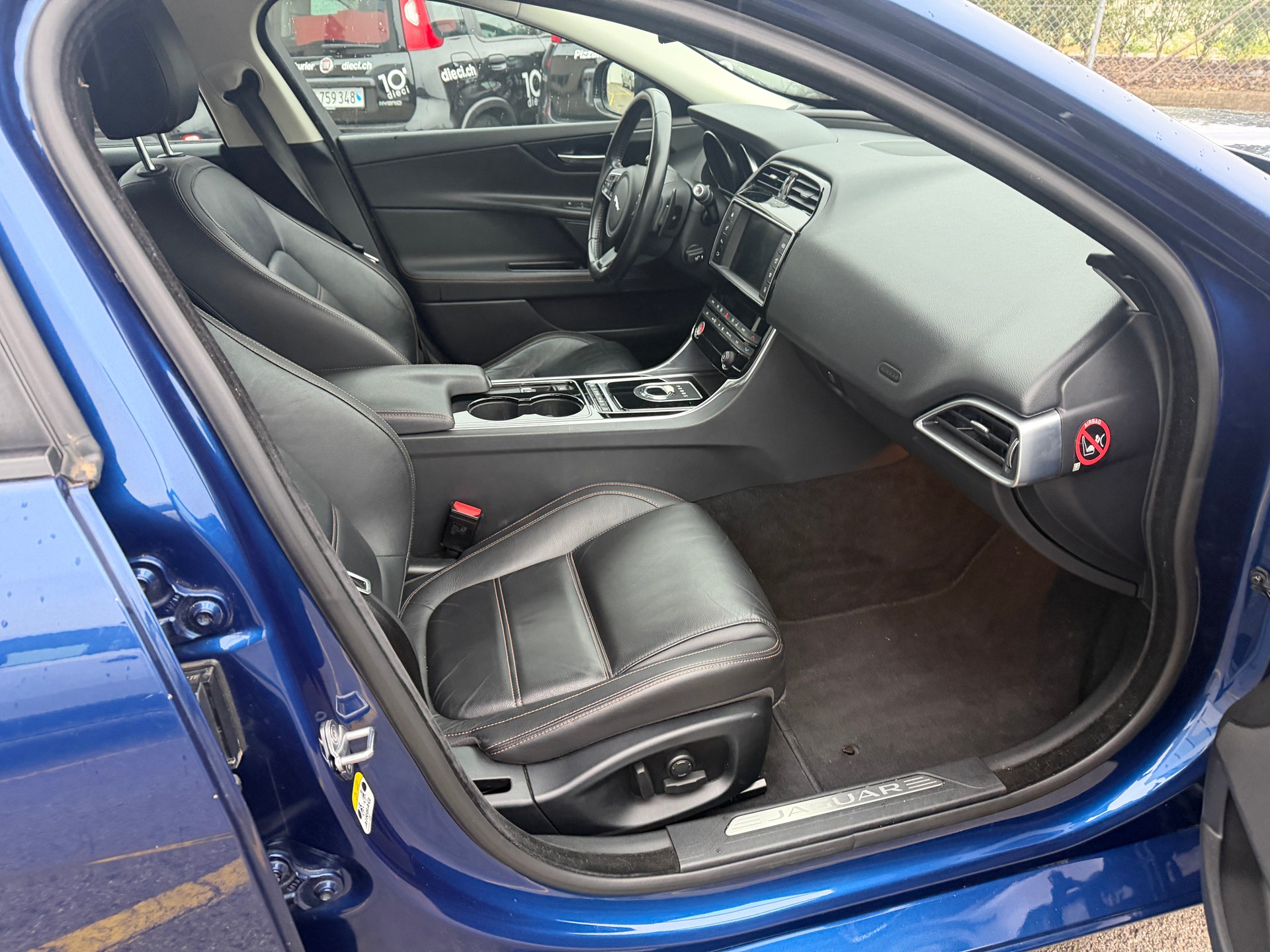 JAGUAR XE E-Performance 20d Pure Automat-image-9