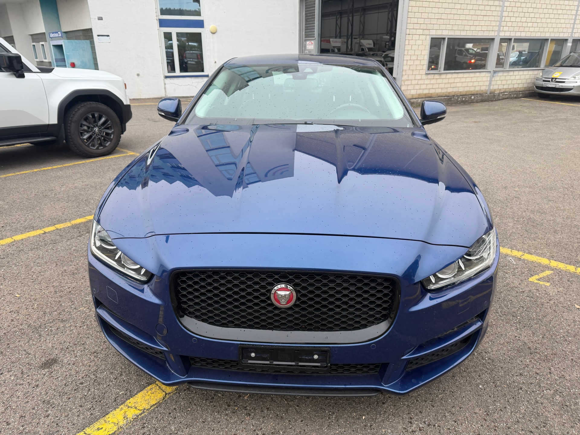 JAGUAR XE E-Performance 20d Pure Automat-image-1