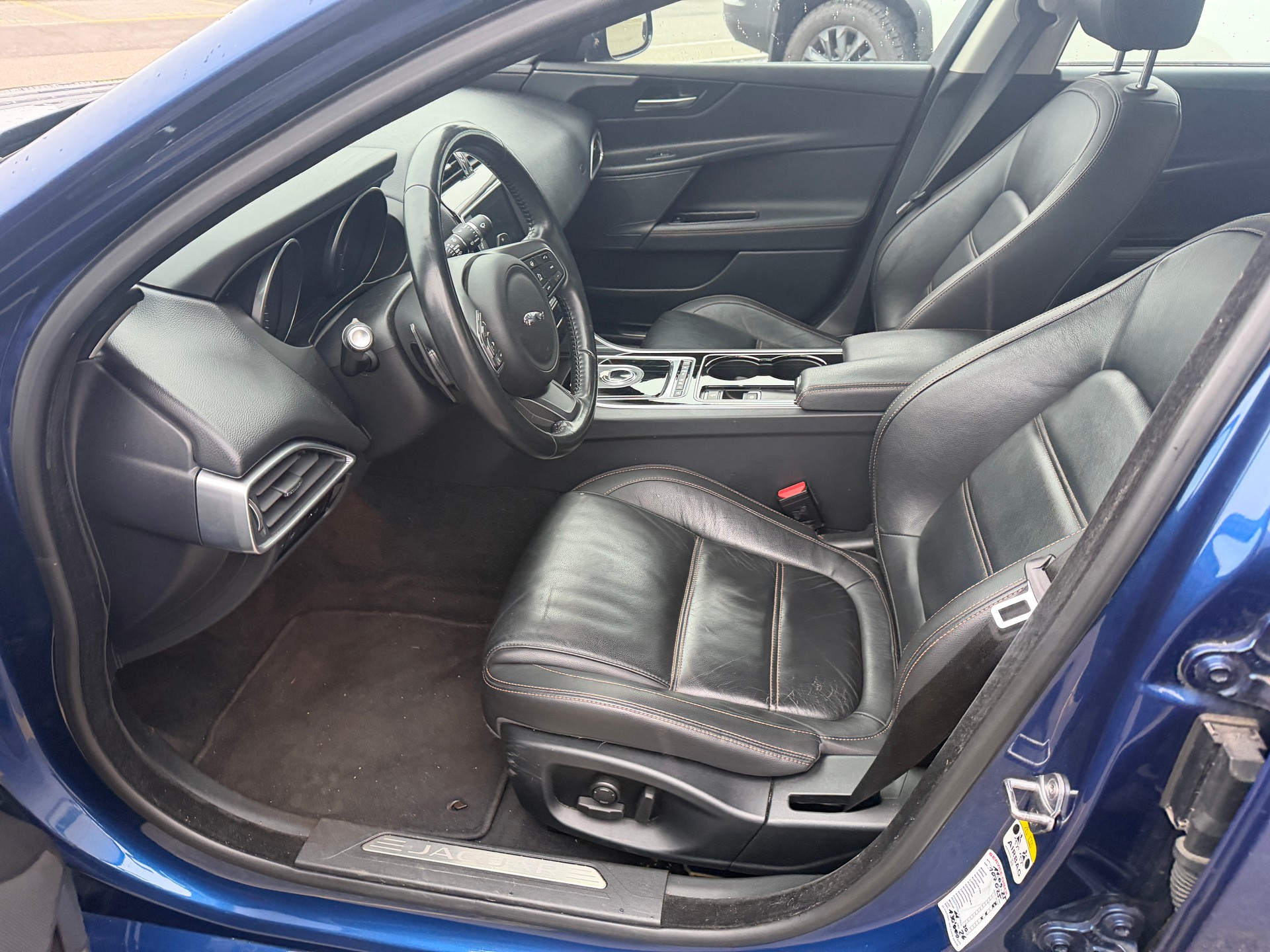 JAGUAR XE E-Performance 20d Pure Automat-image-8