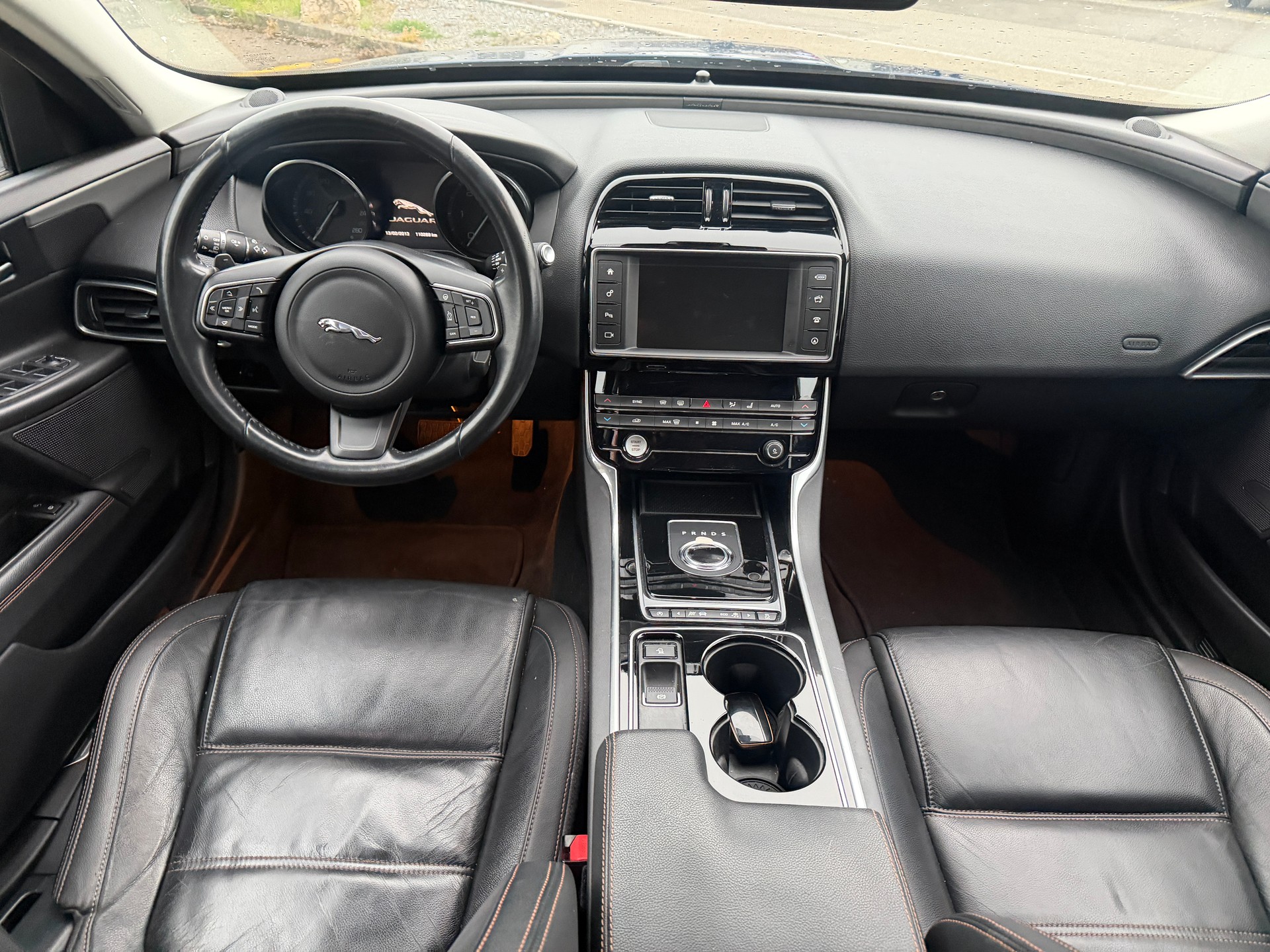 JAGUAR XE E-Performance 20d Pure Automat-image-7