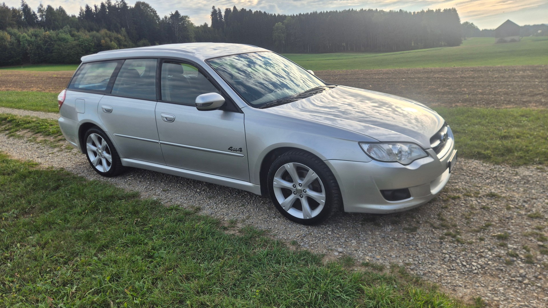 SUBARU Legacy 2.0R AWD Swiss-image-1