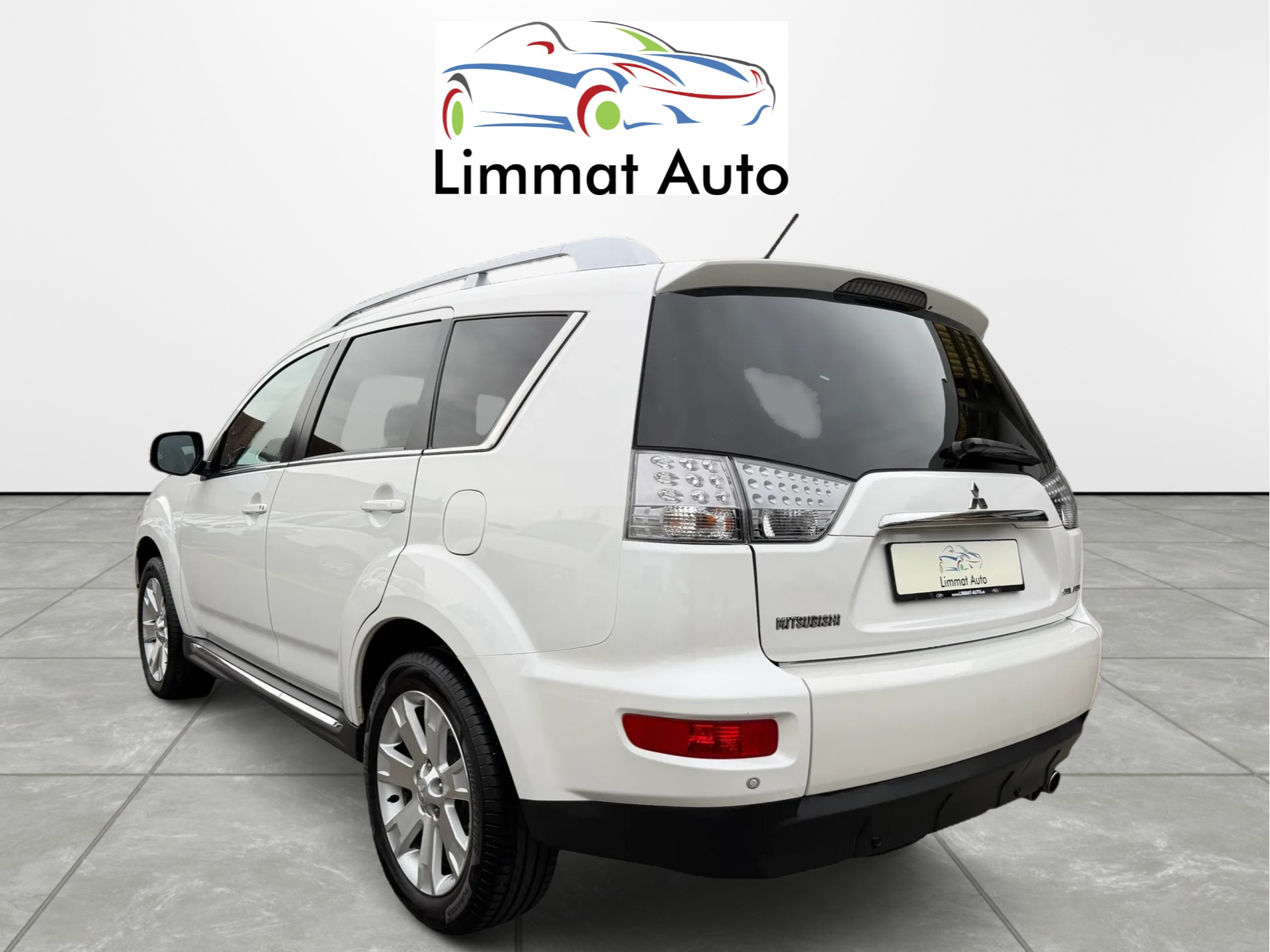 MITSUBISHI Outlander 2.2 DID Instyle 4WD TC-SST-image-2