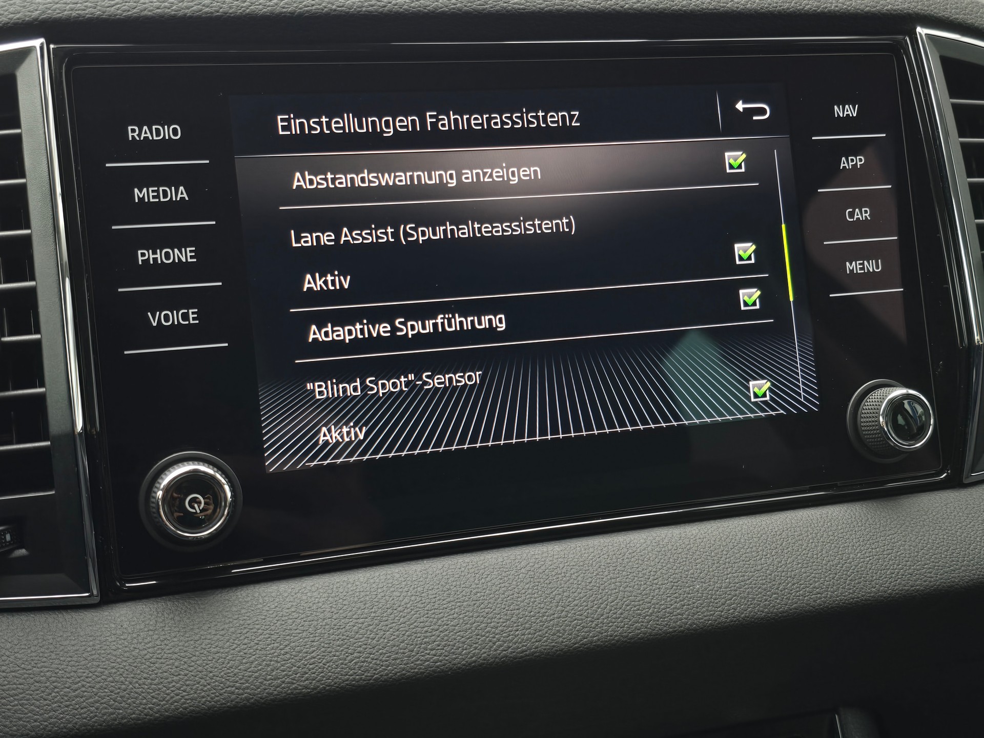 SKODA Karoq 1.6 TDI DSG CR Smile mit AHK-image-19