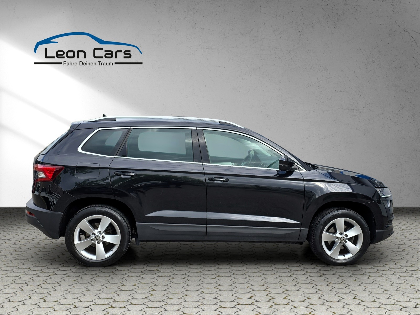 SKODA Karoq 1.6 TDI DSG CR Smile mit AHK-image-2