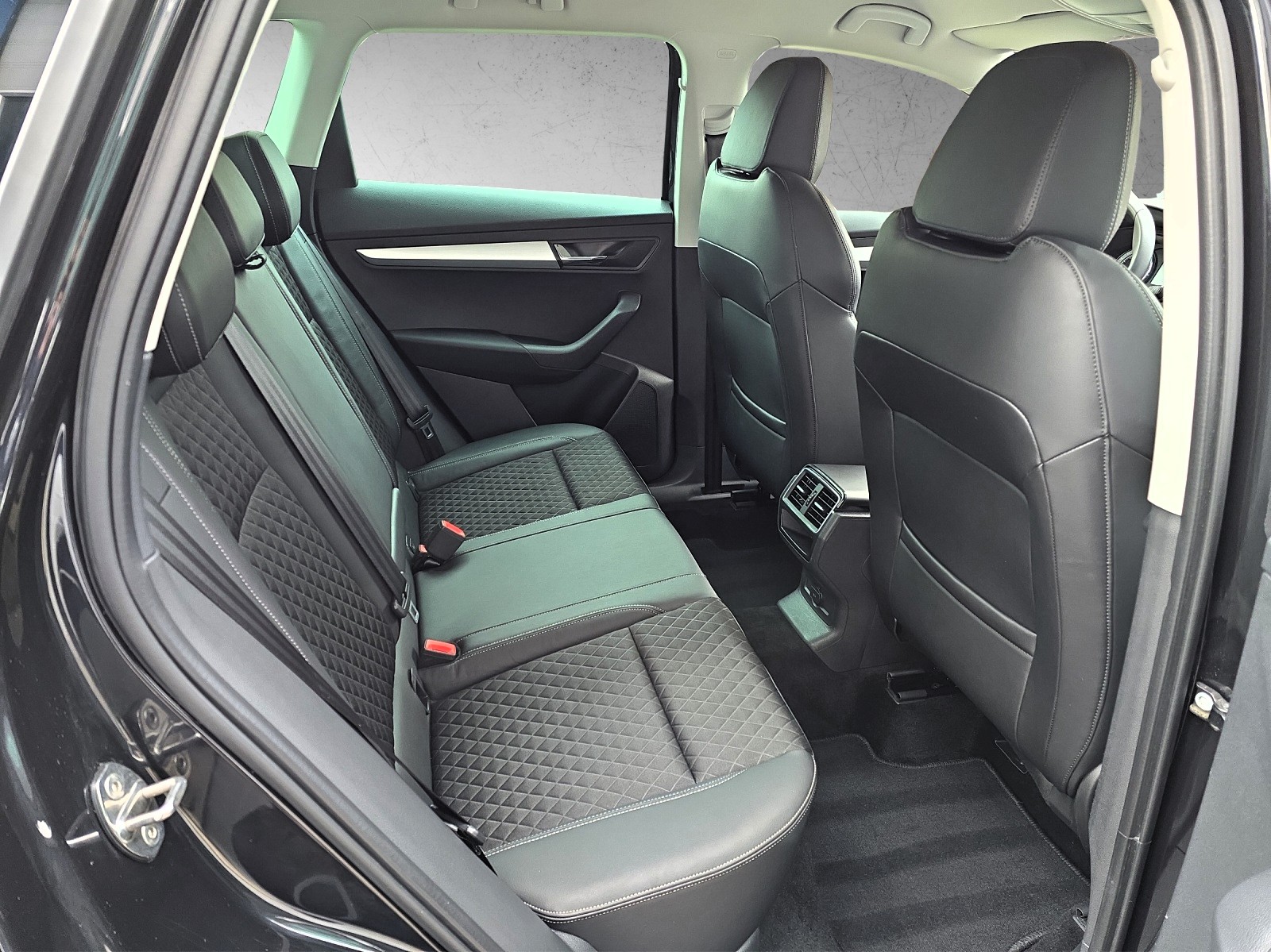 SKODA Karoq 1.6 TDI DSG CR Smile mit AHK-image-11