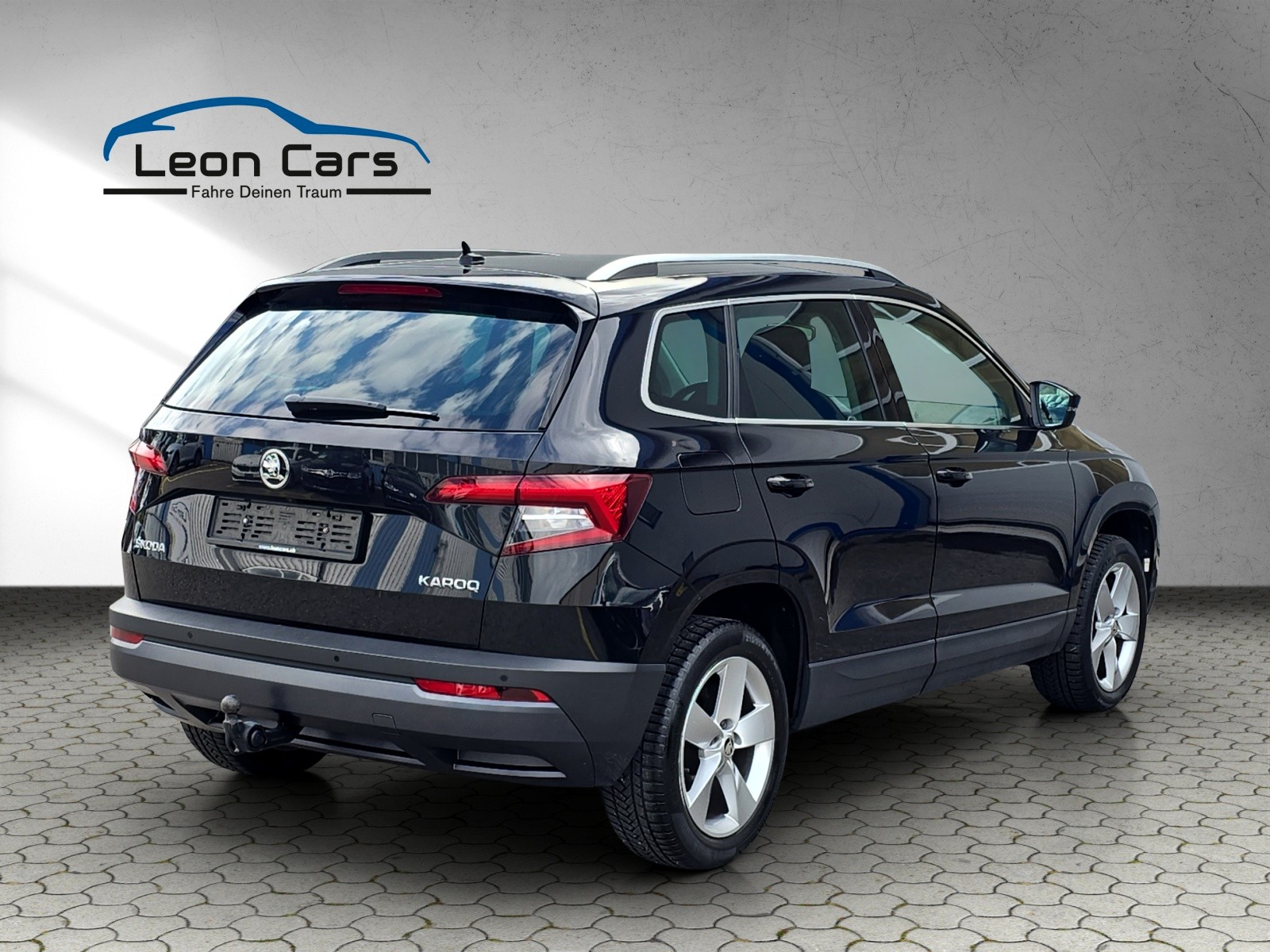SKODA Karoq 1.6 TDI DSG CR Smile mit AHK-image-3