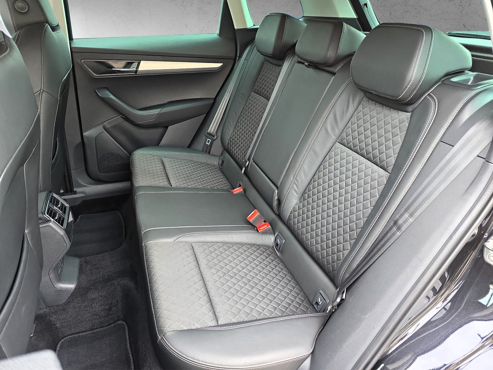 SKODA Karoq 1.6 TDI DSG CR Smile mit AHK-image-12