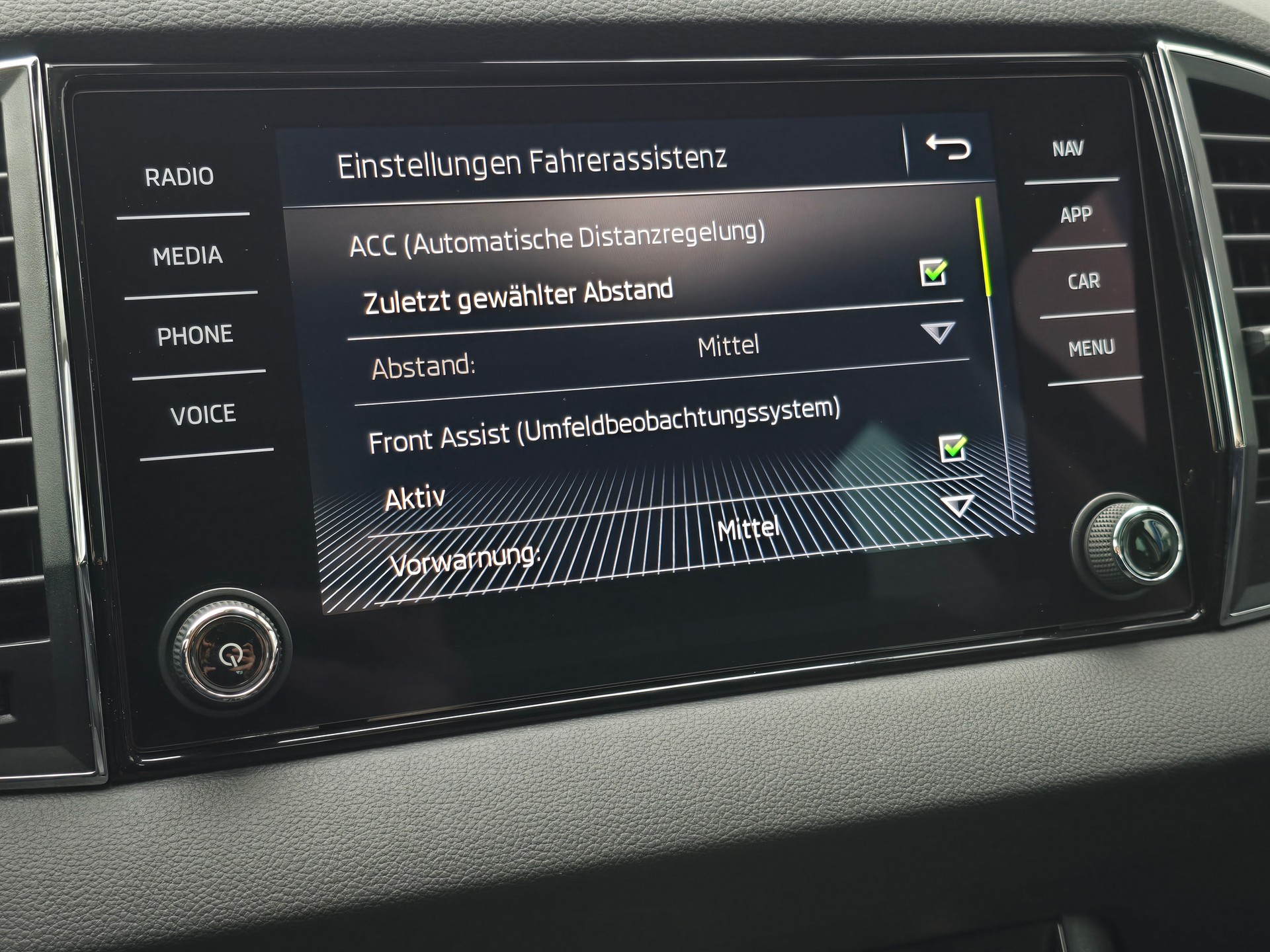 SKODA Karoq 1.6 TDI DSG CR Smile mit AHK-image-18