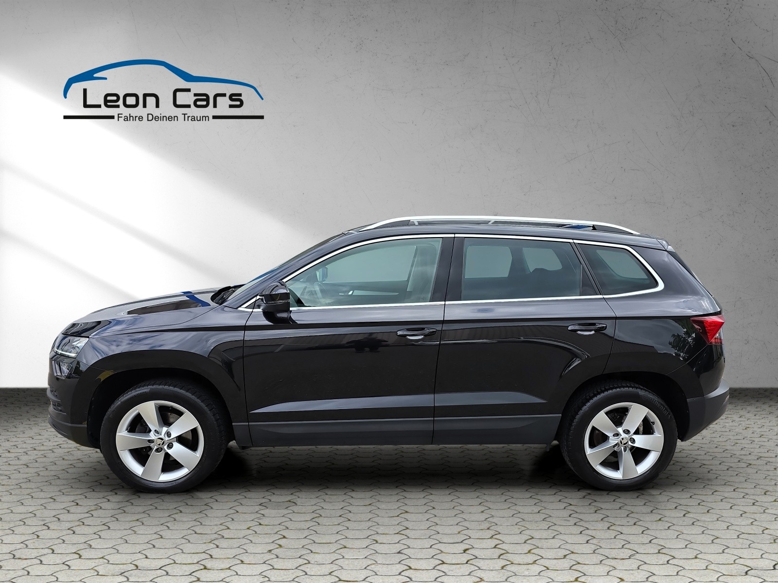 SKODA Karoq 1.6 TDI DSG CR Smile mit AHK-image-5
