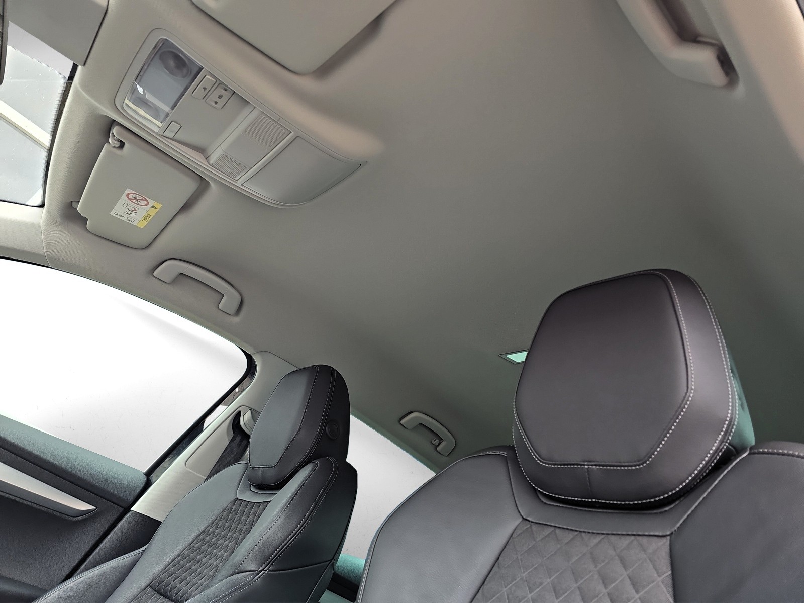 SKODA Karoq 1.6 TDI DSG CR Smile mit AHK-image-13