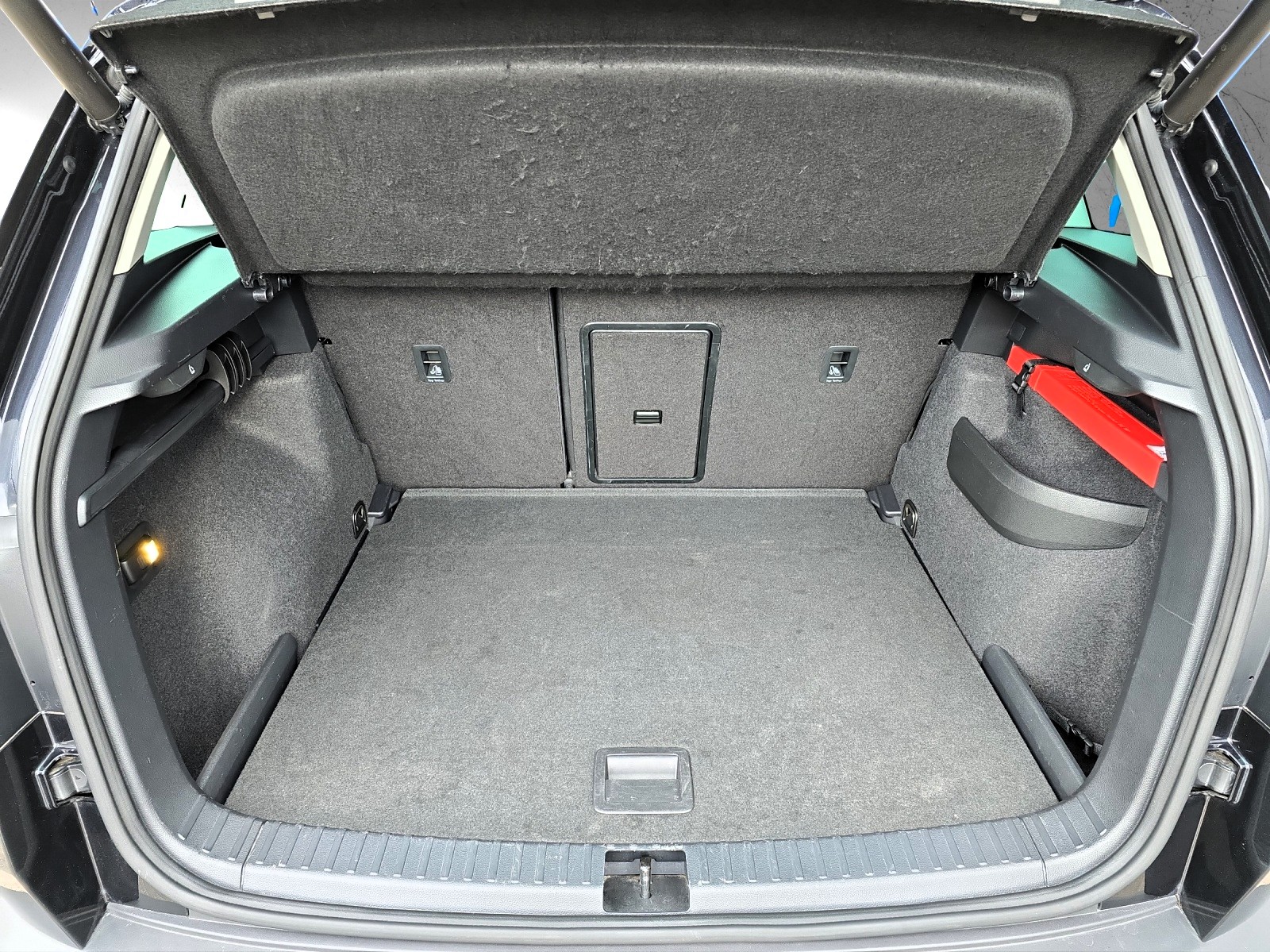 SKODA Karoq 1.6 TDI DSG CR Smile mit AHK-image-30