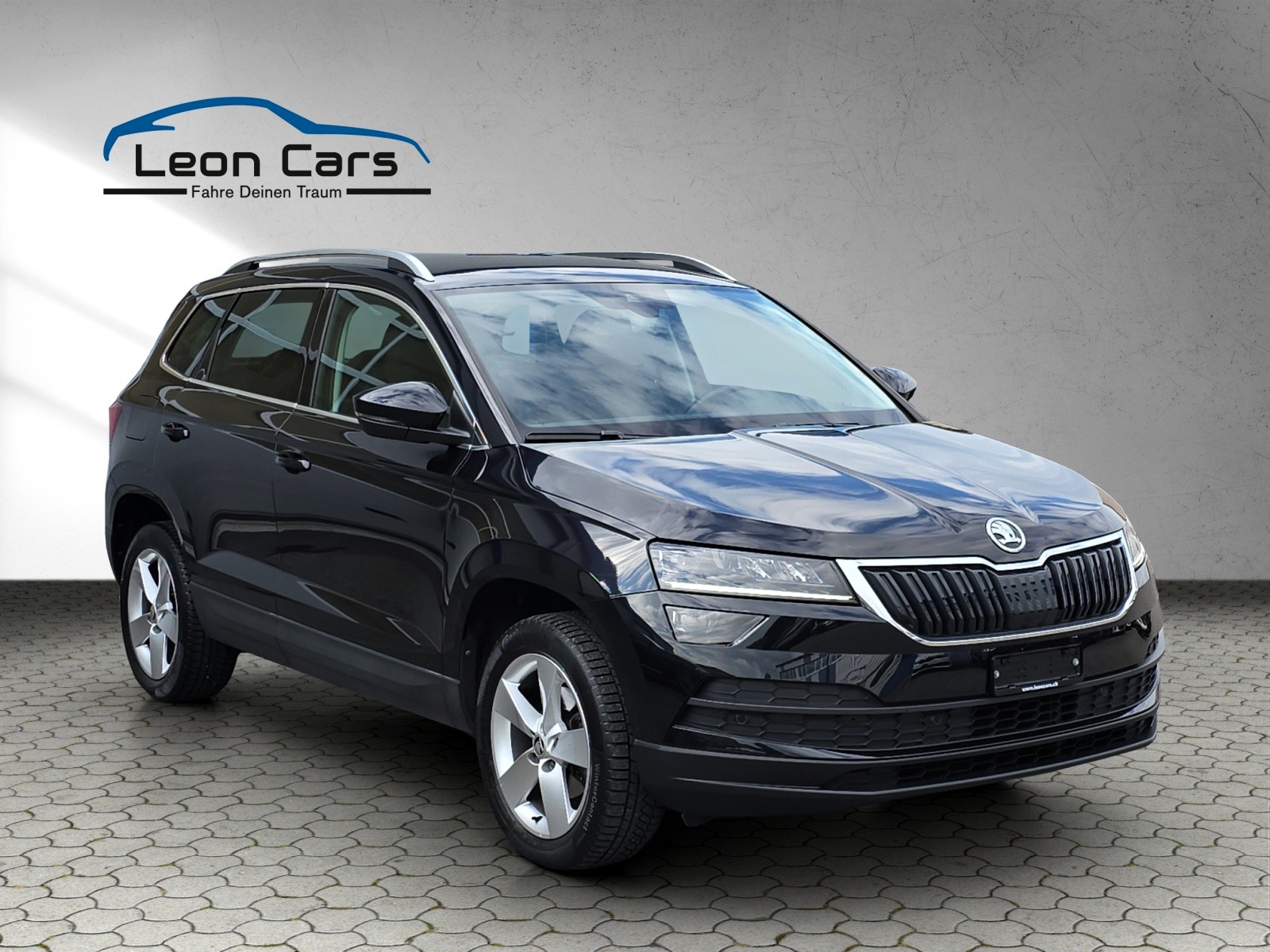 SKODA Karoq 1.6 TDI DSG CR Smile mit AHK-image-1