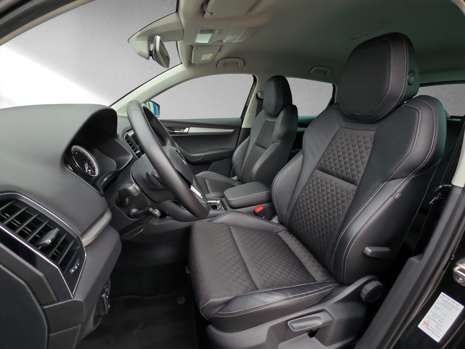 SKODA Karoq 1.6 TDI DSG CR Smile mit AHK-image-6