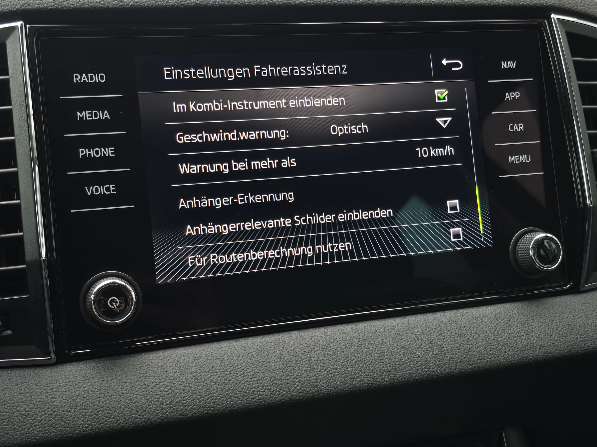 SKODA Karoq 1.6 TDI DSG CR Smile mit AHK-image-20