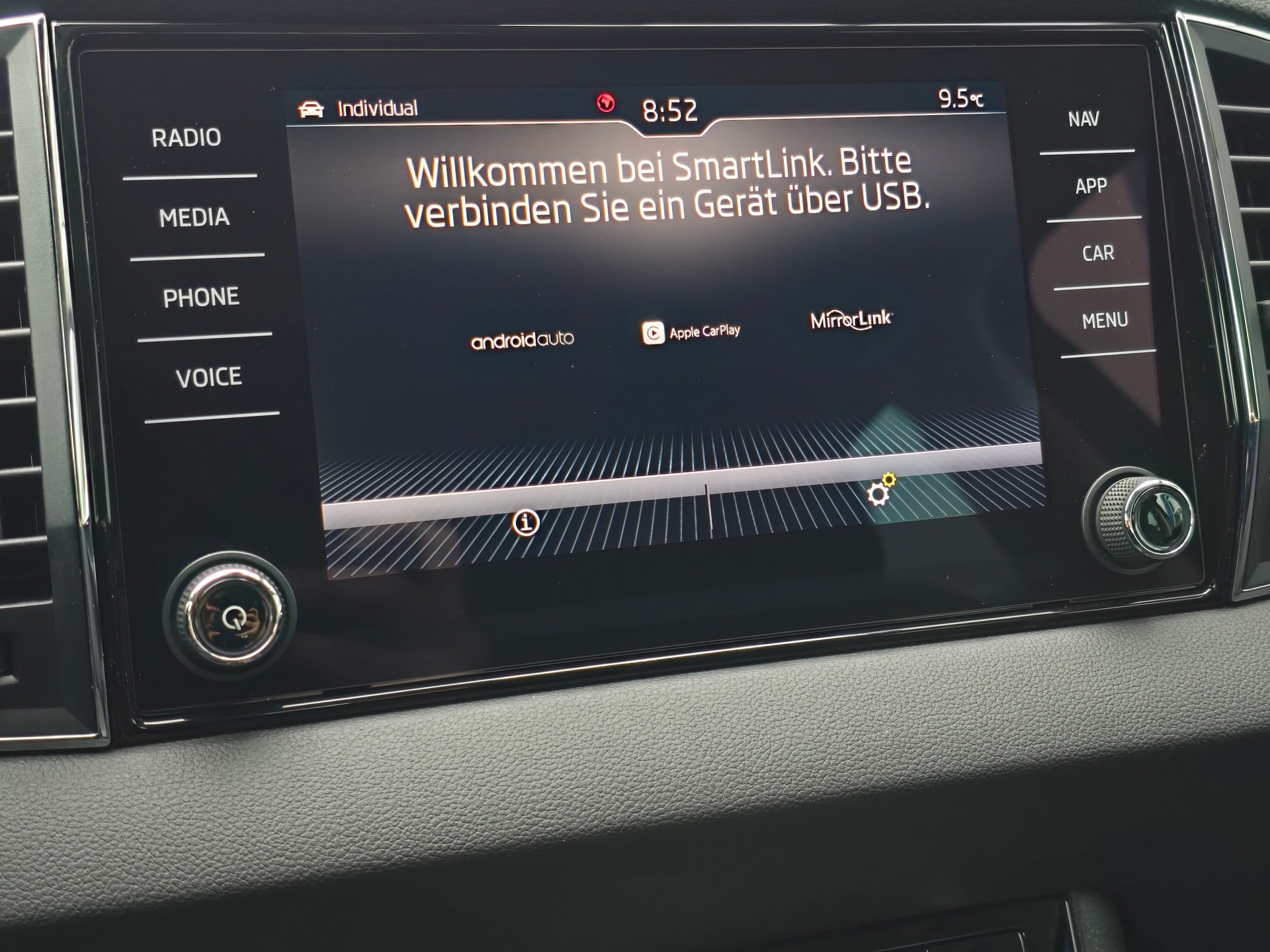 SKODA Karoq 1.6 TDI DSG CR Smile mit AHK-image-17