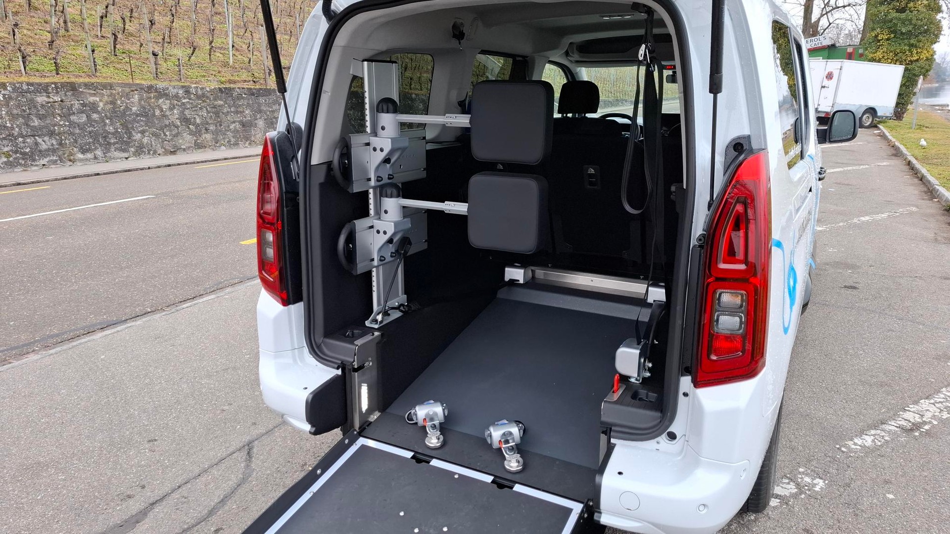 OPEL Combo-e XL GS - inkl. Umbau für Rollstuhltransport-image-3