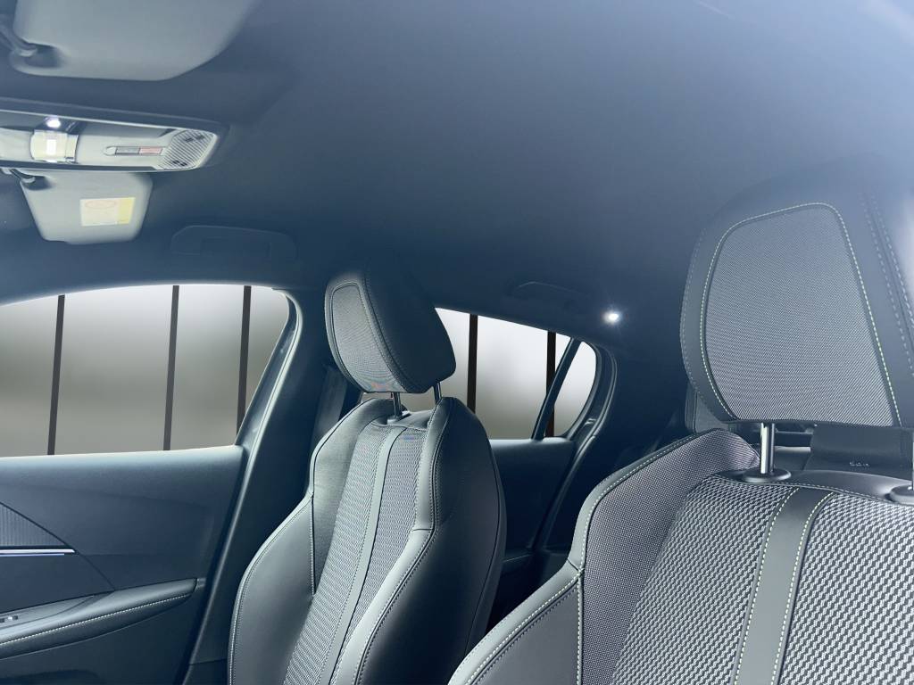 PEUGEOT 208 1.2 MHEV 145 GT-image-9