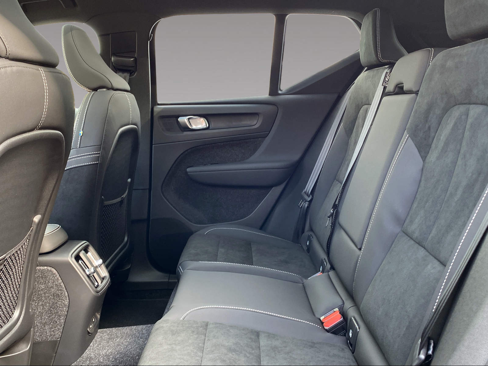 VOLVO EX40 82kWh Twin Motor Performance AWD Black Edition-image-14